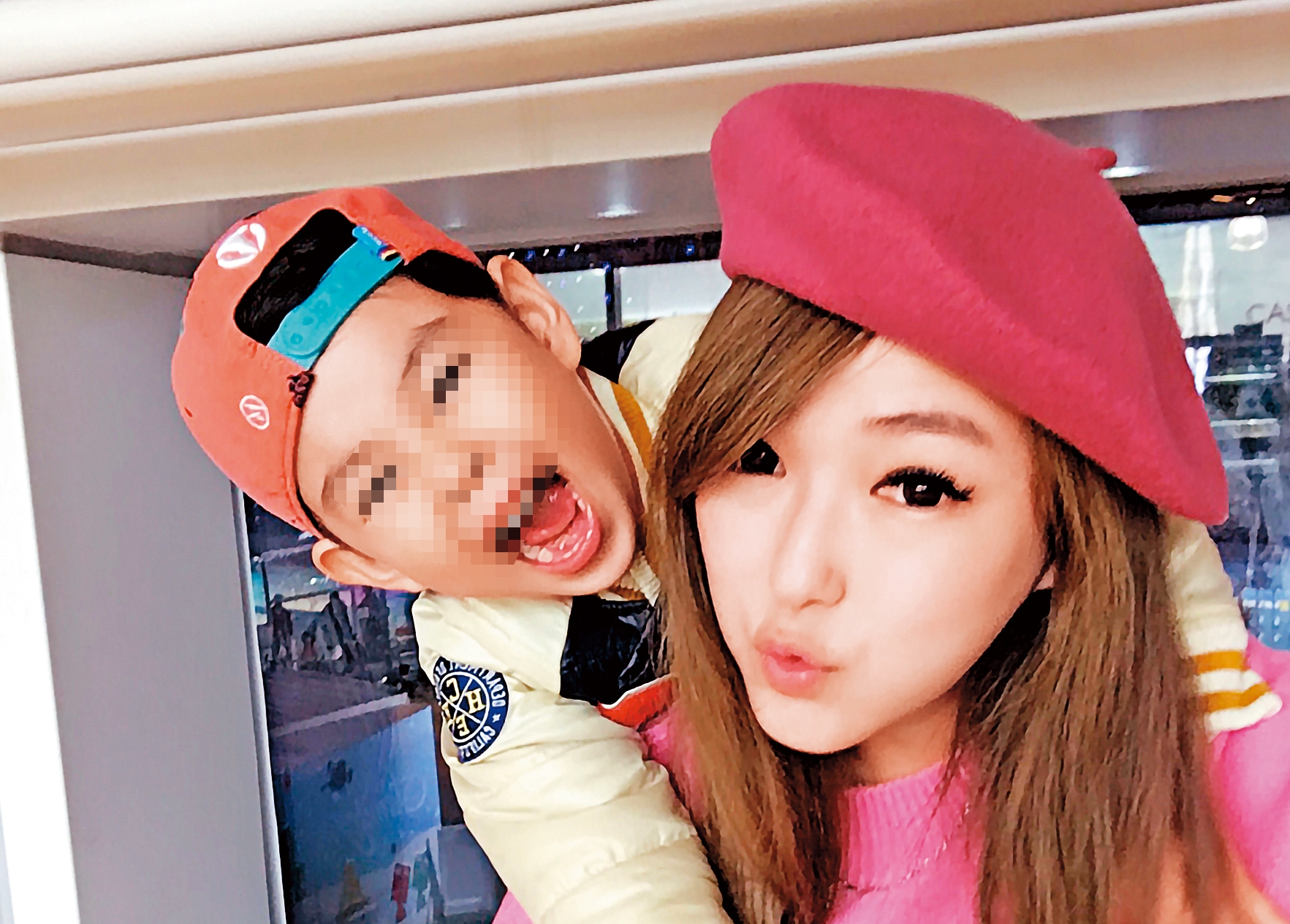 李柏蓉和郭世倫離婚後，獨自扶養小孩，卻被昔日好友爆料，不顧小孩就飛到上海找男人。（翻攝自李柏蓉微博）