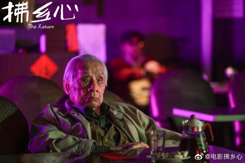 常楓在《拂鄉心》演出一位孤獨在台的老兵，只有藉紅包場老歌抒發鄉愁。（翻攝自電影拂鄉心官博）