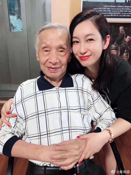 常楓為大陸女星秦海璐導演處女作《拂鄉心》特別跨刀演出，秦海璐更表示希望常楓還能來上海開「百歲生日宴」。（翻攝自秦海璐微博）