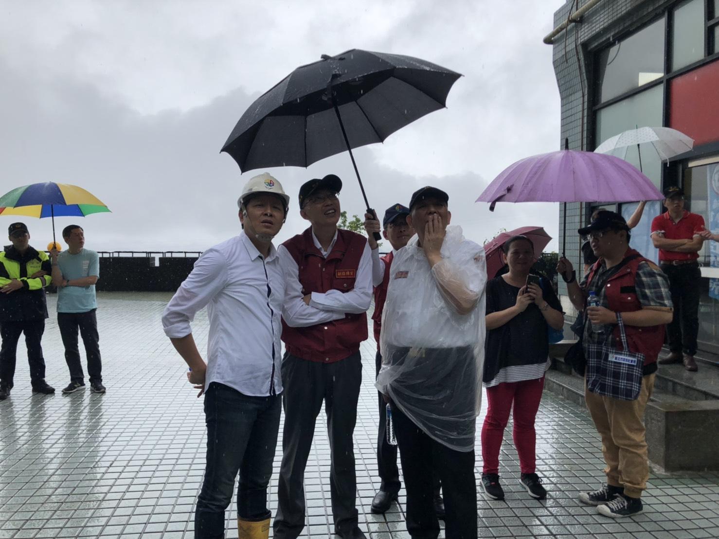秀山路崩塌事故發生後副市長謝政達(中)即率工務局長朱惕之(左)及消防局長黃德清(右)進駐勘災。(新北市府提供)