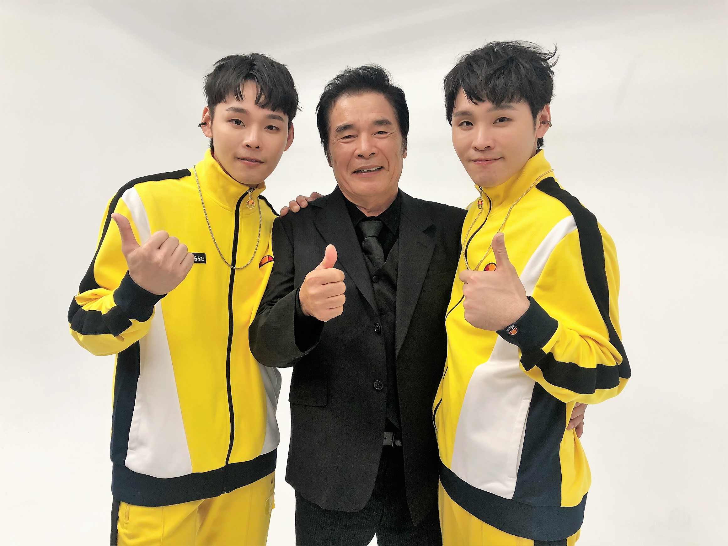 藝人雷洪受邀參與「這群人」展榮跟展瑞的新歌MV。（民視提供）