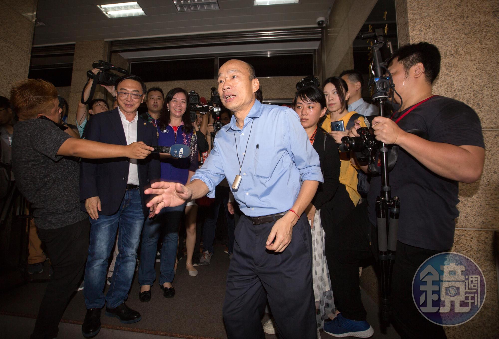 韓國瑜涉嫌在北農總經理任內濫發獎金、用公款支付妻子出國,北檢調查2年至今未結,上週突襲北農調取資料。
