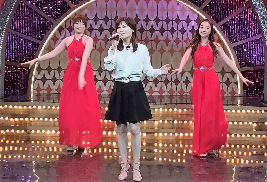 蔡秋鳳（中）在《MUCH金點秀》獻唱〈金包銀〉。（年代提供）