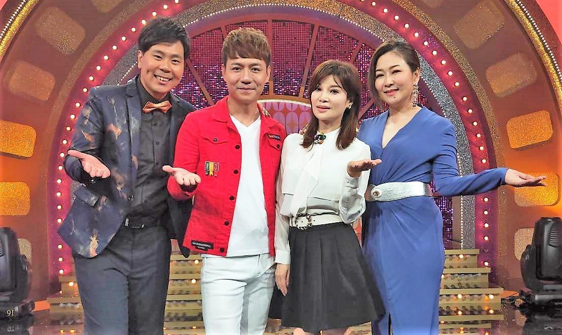 蔡秋鳳（右2）與陳隨意日前上由張秀卿（右）、邵大倫（左）主持的《MUCH金點秀》。（年代提供）