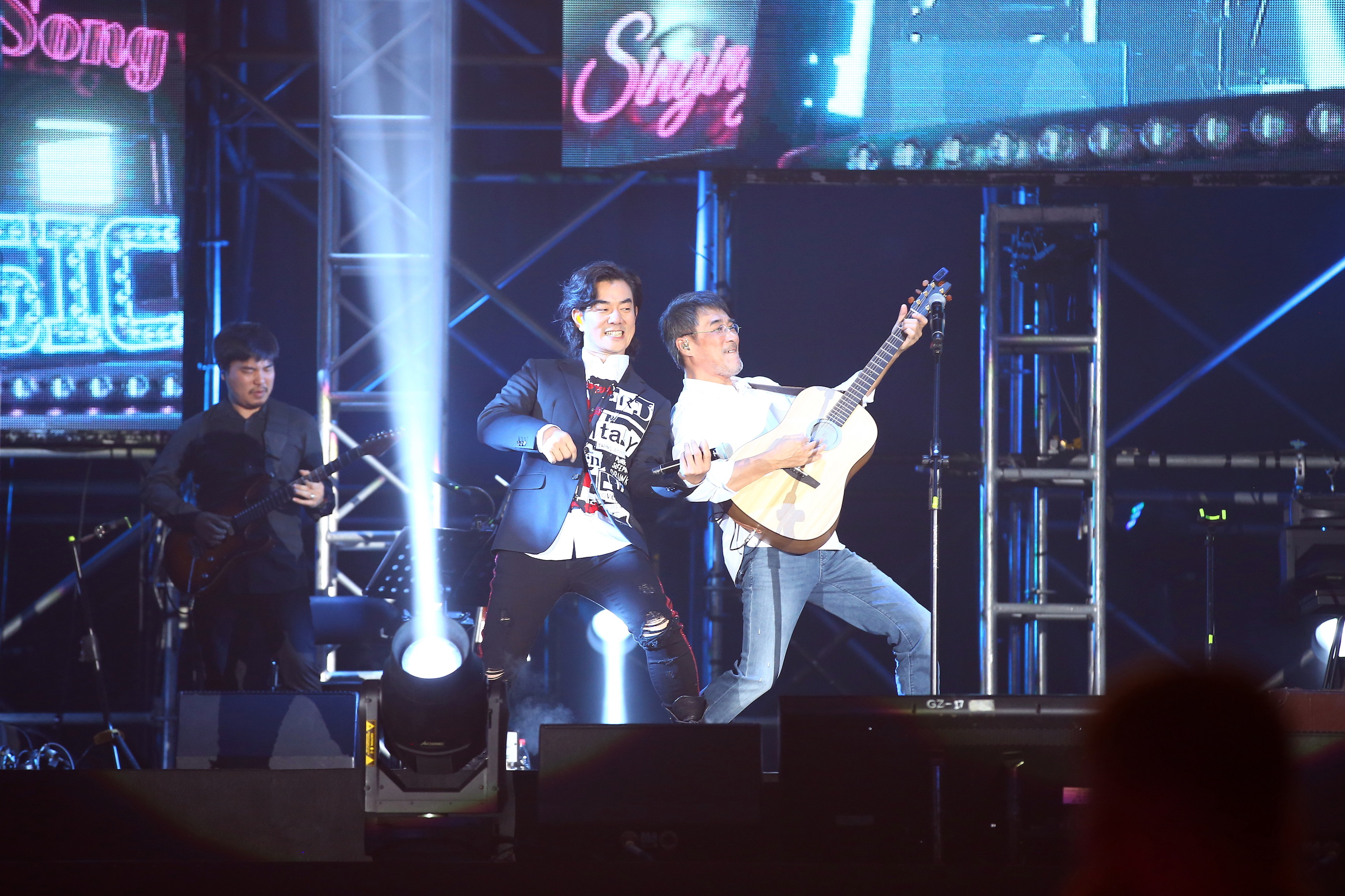 任賢齊於生日當天，驚喜現身李宗盛2019「有歌之年」巡迴演唱會中。（相信音樂提供）