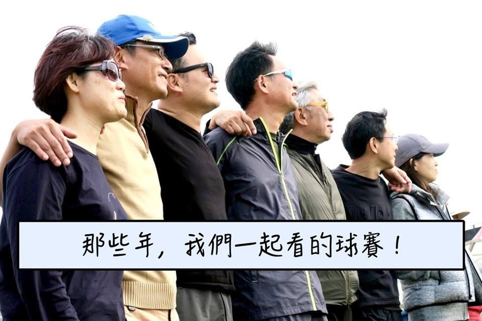 倪重華（左五） 與家長們，陪同孩子四處比賽，是一群熱血的足球家長。（翻攝自陳信安足球學校臉書）