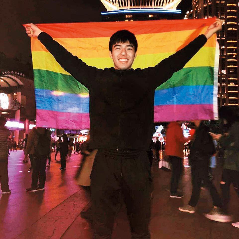 在戲中飾演同志的陳昊森私底下也支持同志,他曾貼出舉著彩虹旗的照片,為去年的同婚公投打氣。(翻攝自陳昊森Edward全球粉絲後援會)