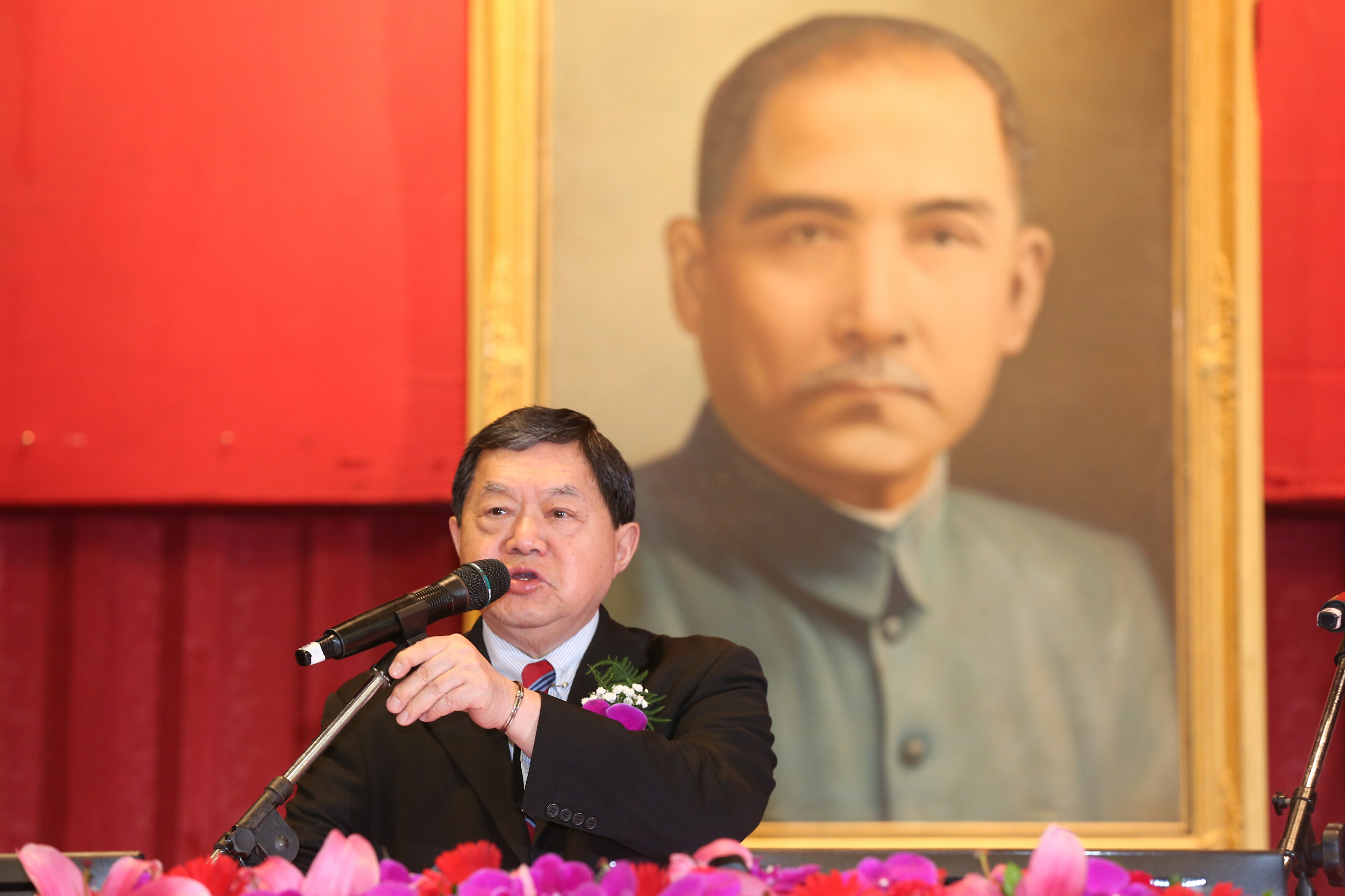 面對環團數度打斷發言，徐旭東一臉鐵青。