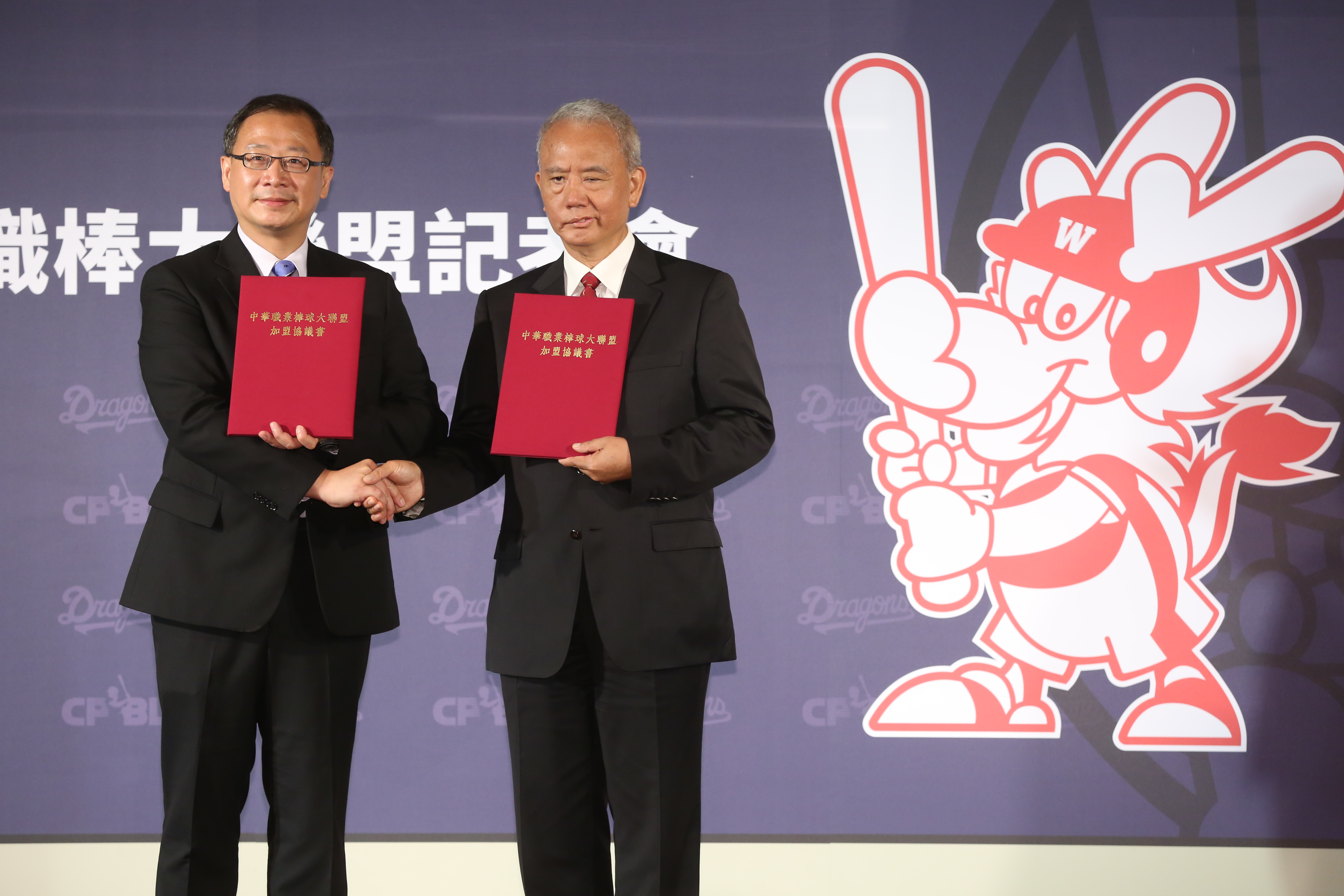 消失20年的龍隊回歸中職確定完成加盟程序,成為球迷盼望已久的中職第5隊,龍隊明年將先從二軍開打,後年登上一軍。