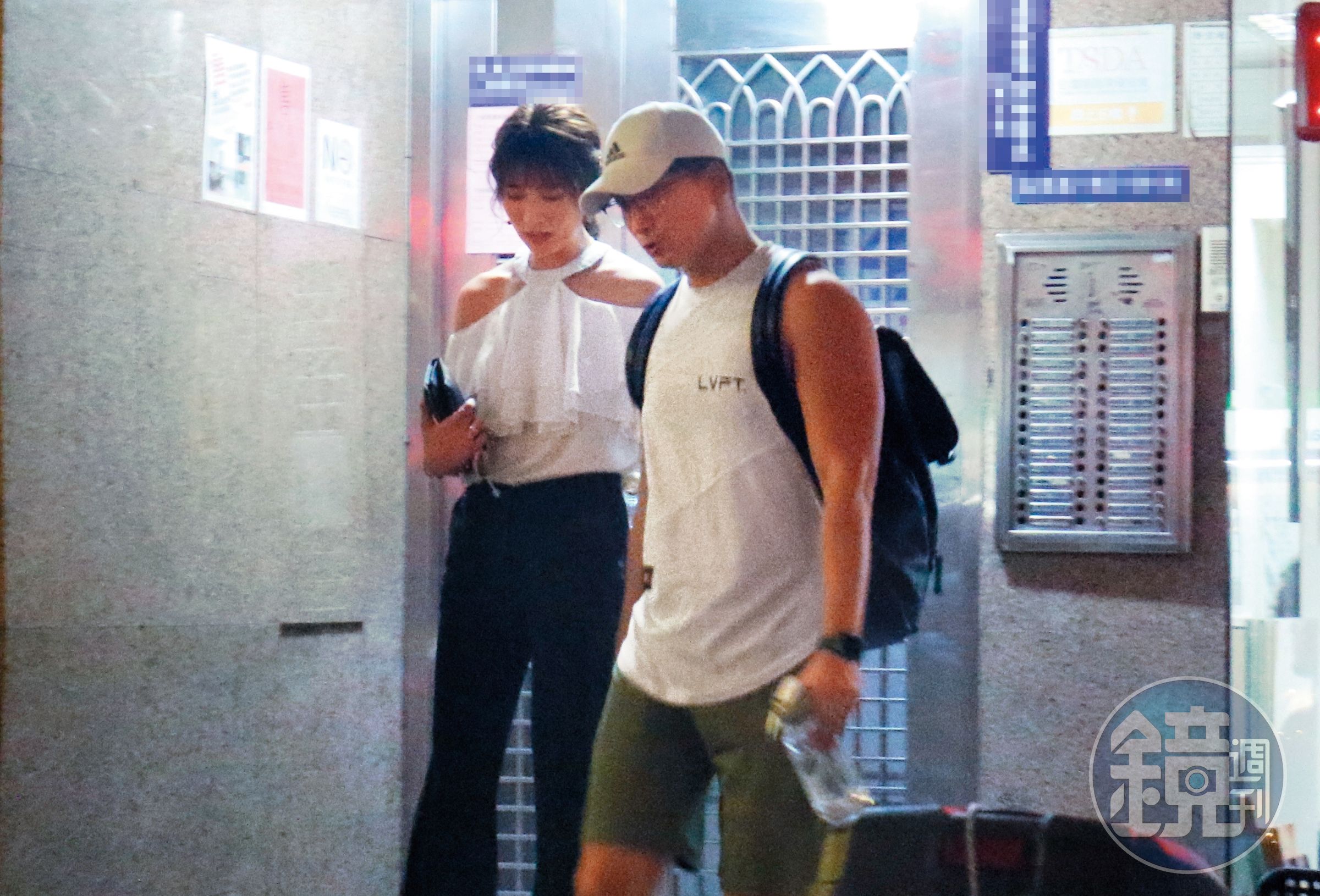 6/4 19：48，剛錄完影的潘映竹陪陳偉剛回到台北東區住處換衣服，隨後又一同出門。