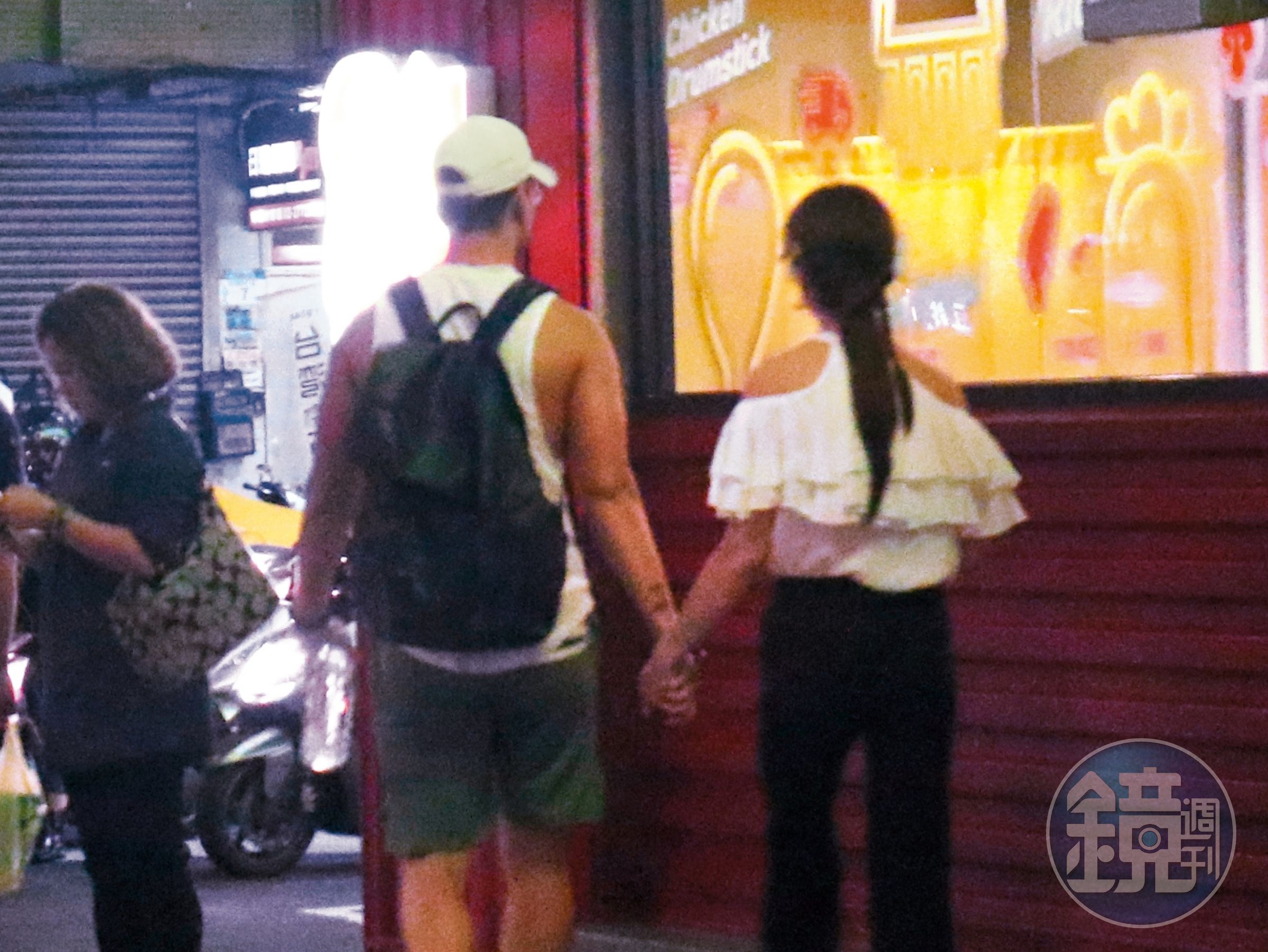 6/4 19：49，兩人手牽手在街頭漫步，隨後各自分開去運動和逛街。