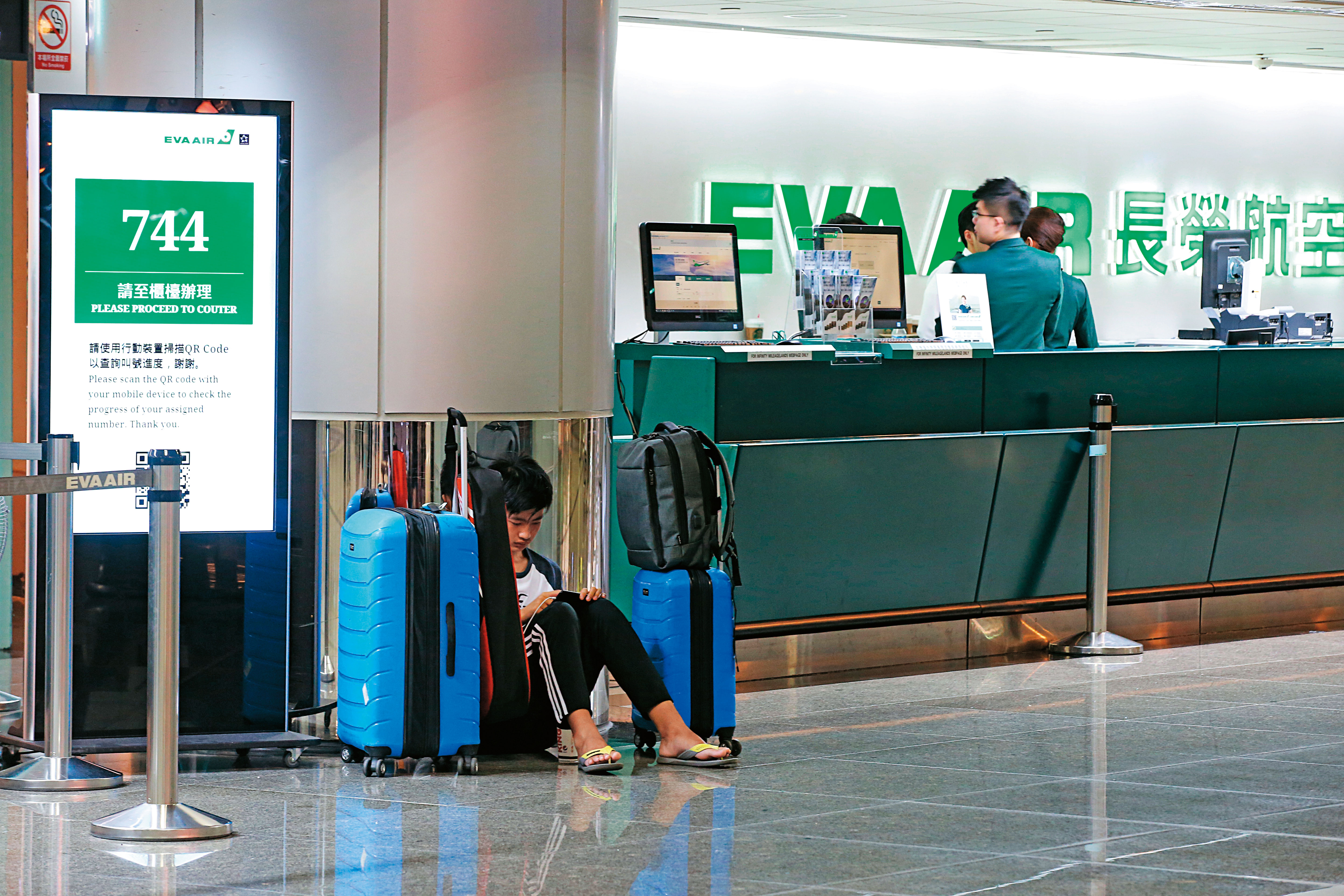 暑假前夕，輪到長榮空服員罷工，依舊是空服員為刀俎，眾旅客為魚肉，只有任罷工宰割的份。