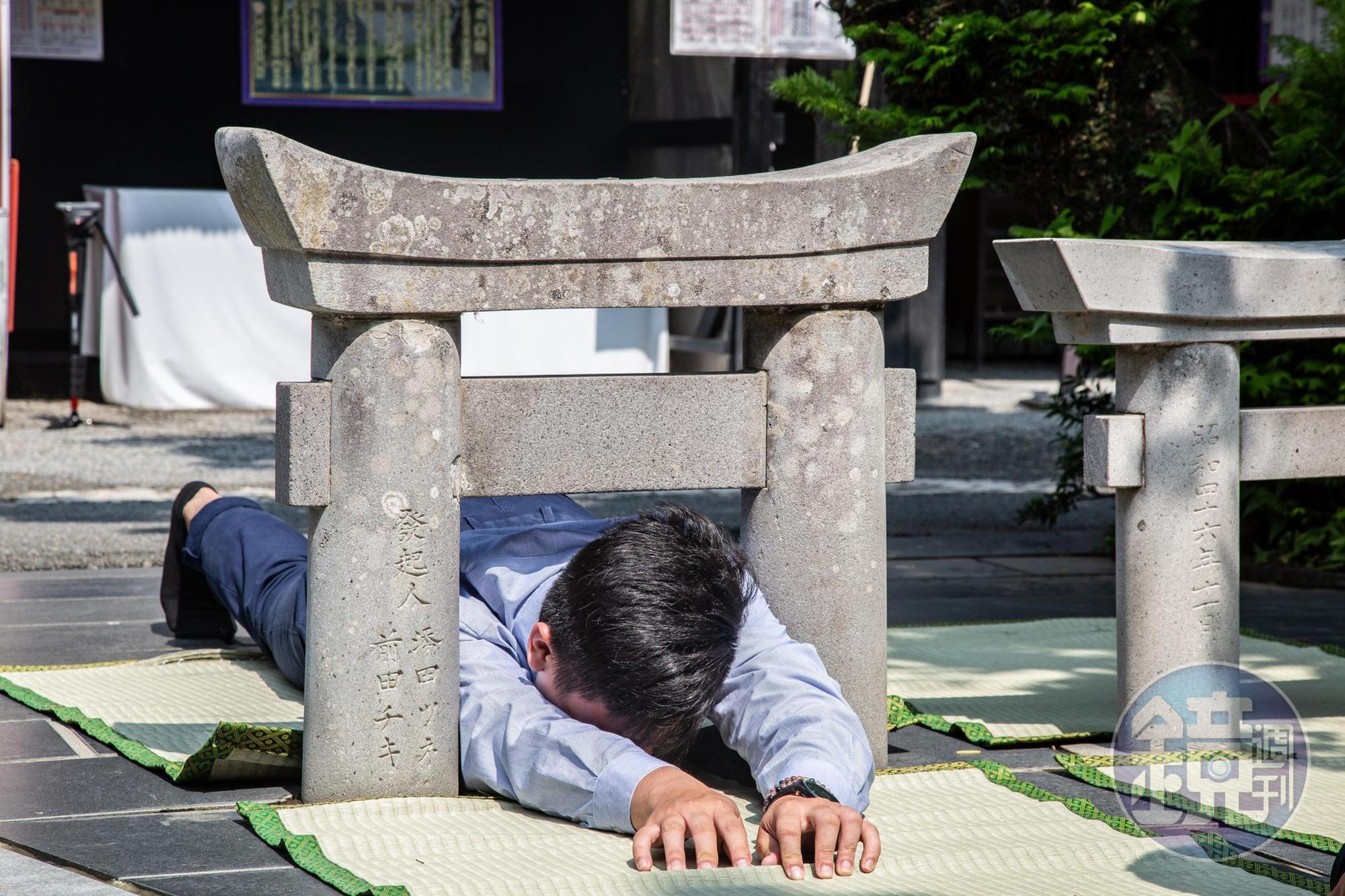 參拜熊本縣「栗嶋神社」,據說身體鑽過迷小鳥居就能獲得健康。