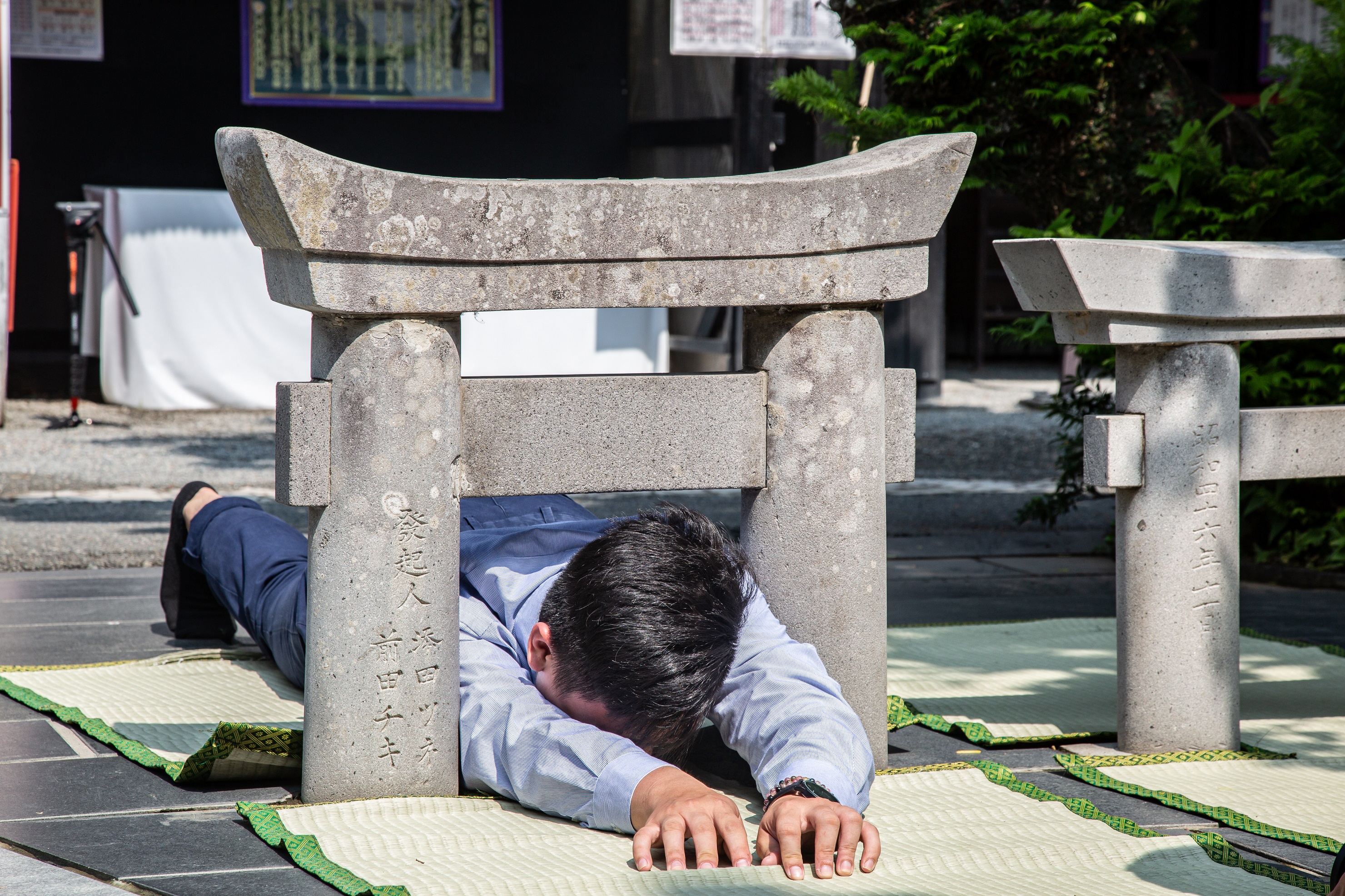 參拜熊本縣「栗嶋神社」，據說身體鑽過迷小鳥居就能獲得健康。