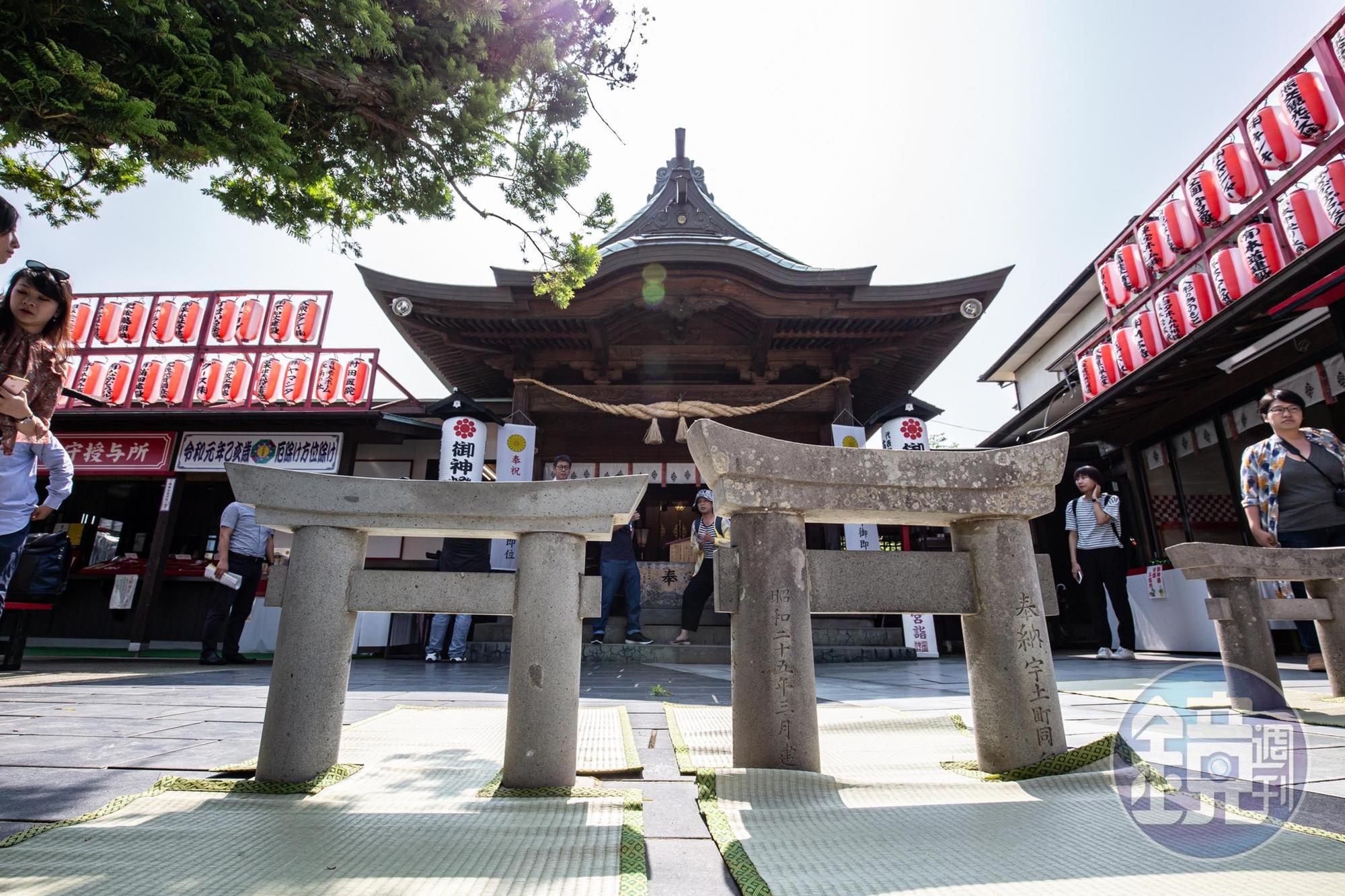 「栗嶋神社」前的3座鳥居與草蓆,是特別為專程來祈福的信徒準備。
