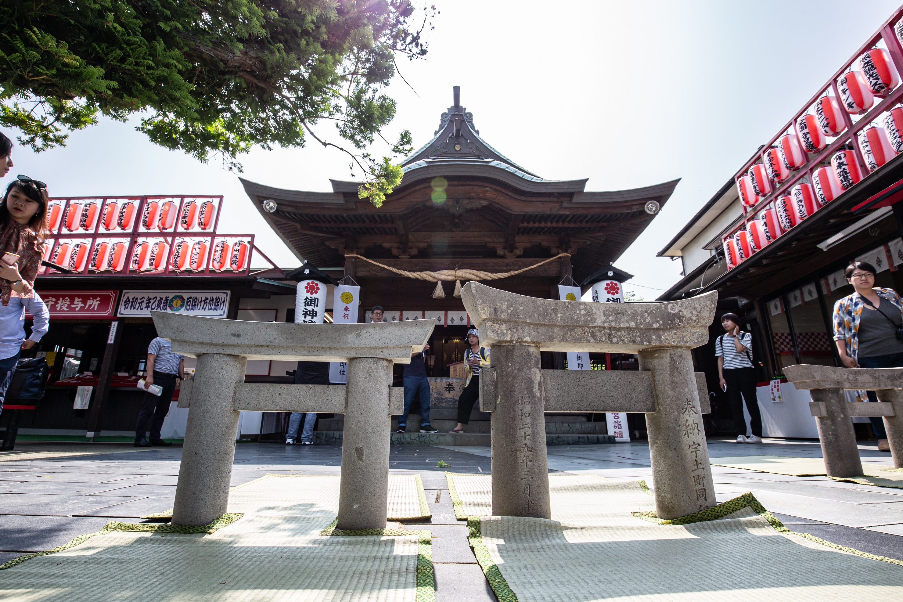 「栗嶋神社」前的3座鳥居與草蓆，是特別為專程來祈福的信徒準備。