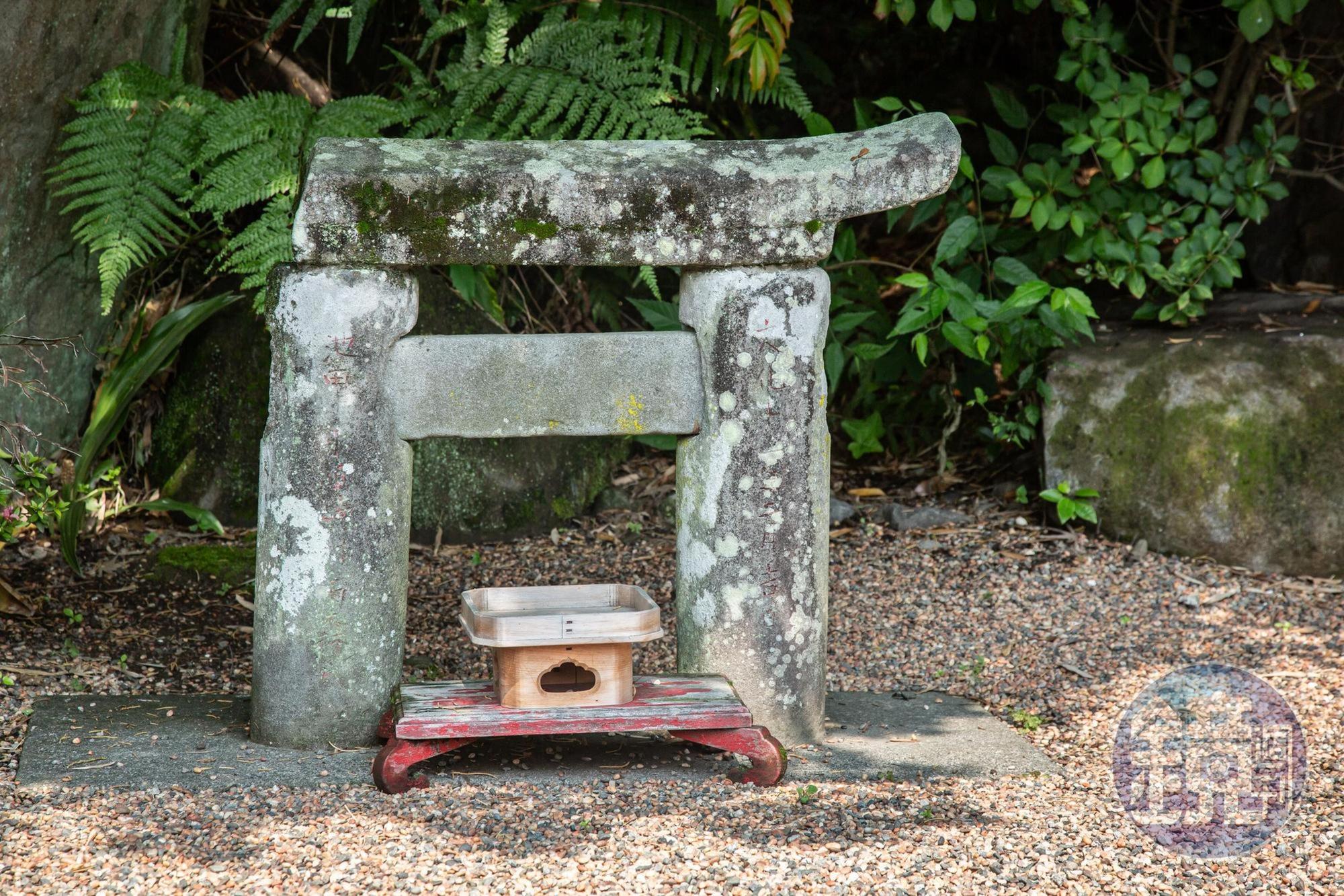 200年前由病人還願建造的古老鳥居,至今還保留在神社裡。
