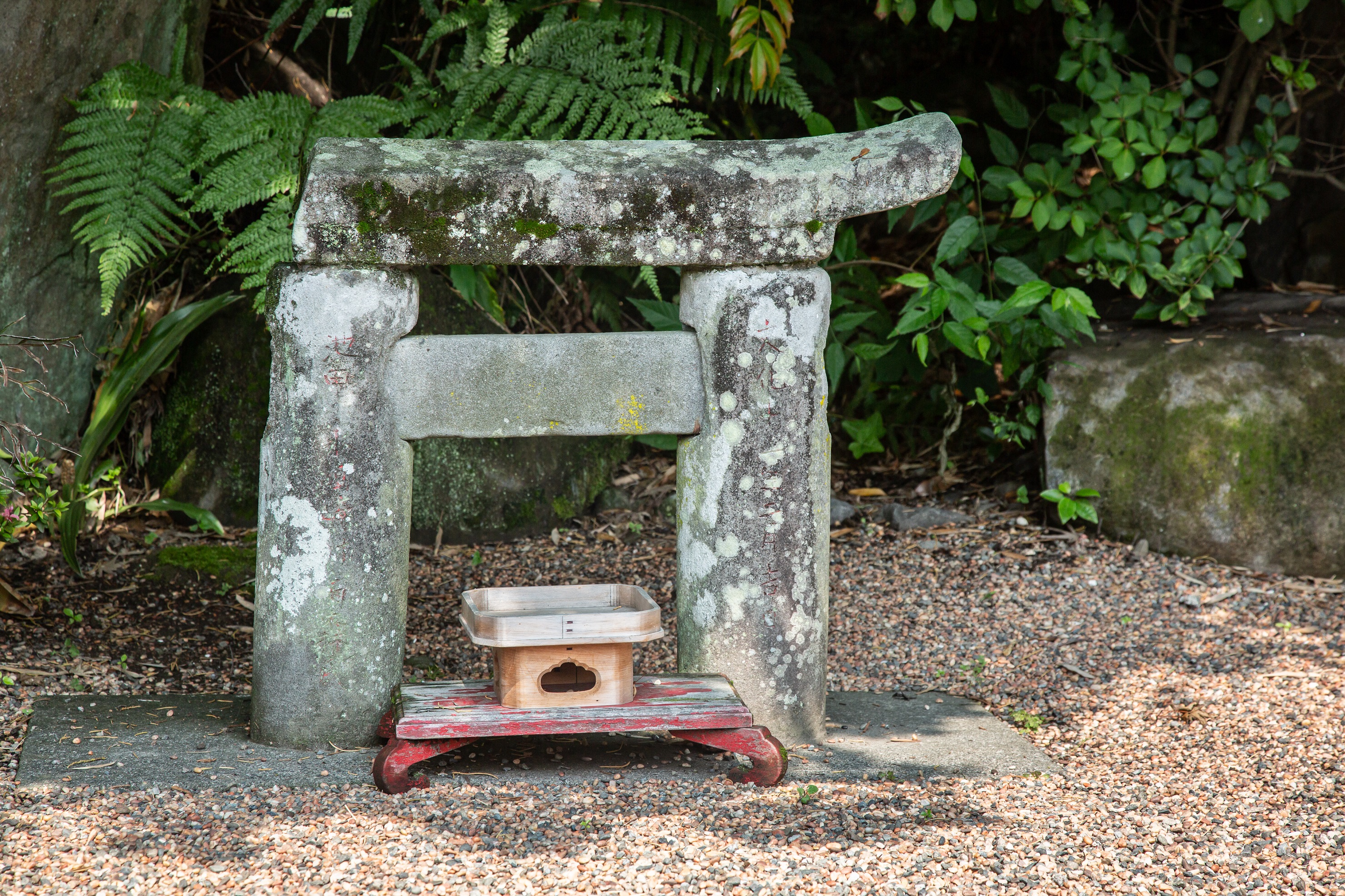 200年前由病人還願建造的古老鳥居，至今還保留在神社裡。