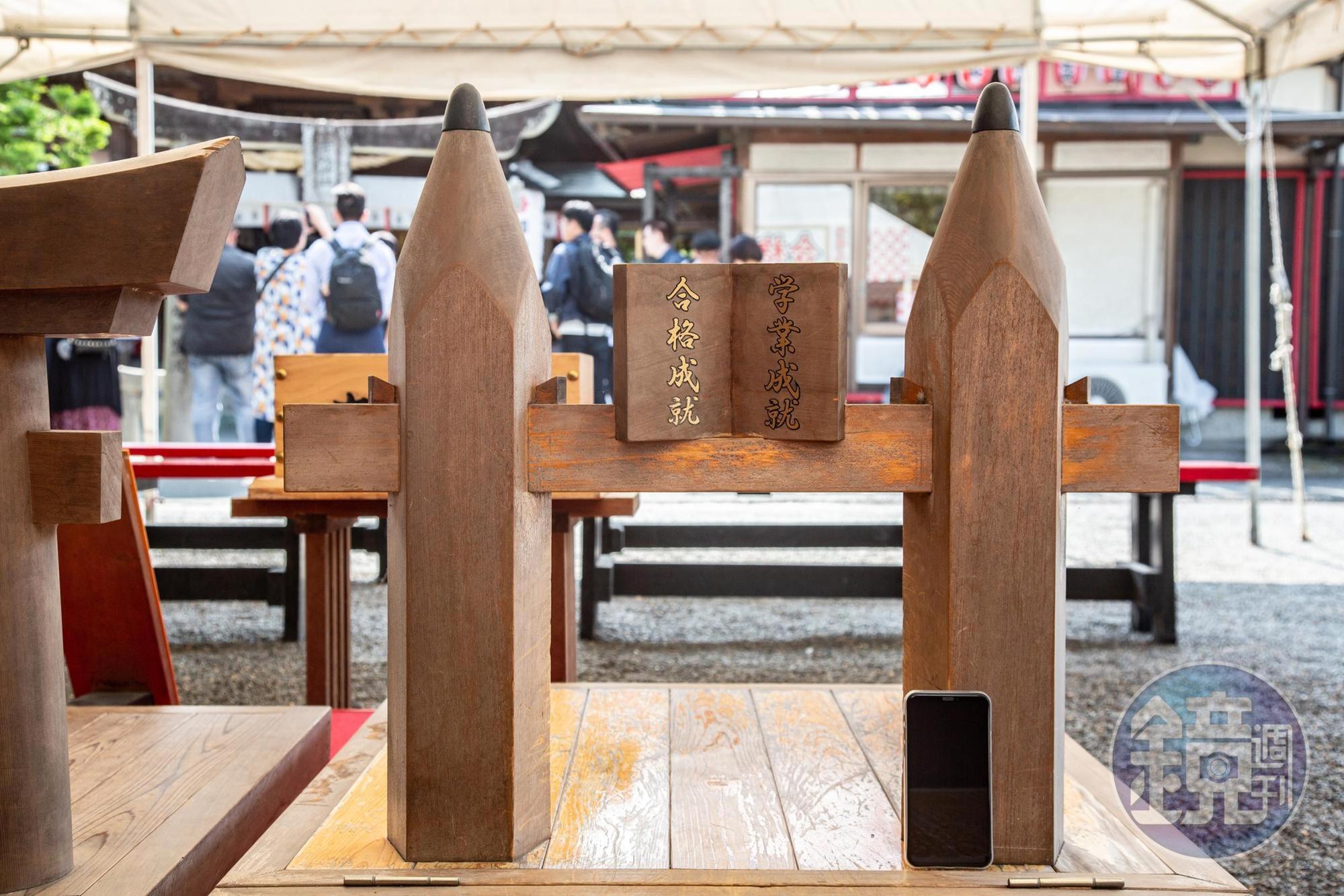 「栗嶋神社」裡用來祈求學業合格的鉛筆狀鳥居。