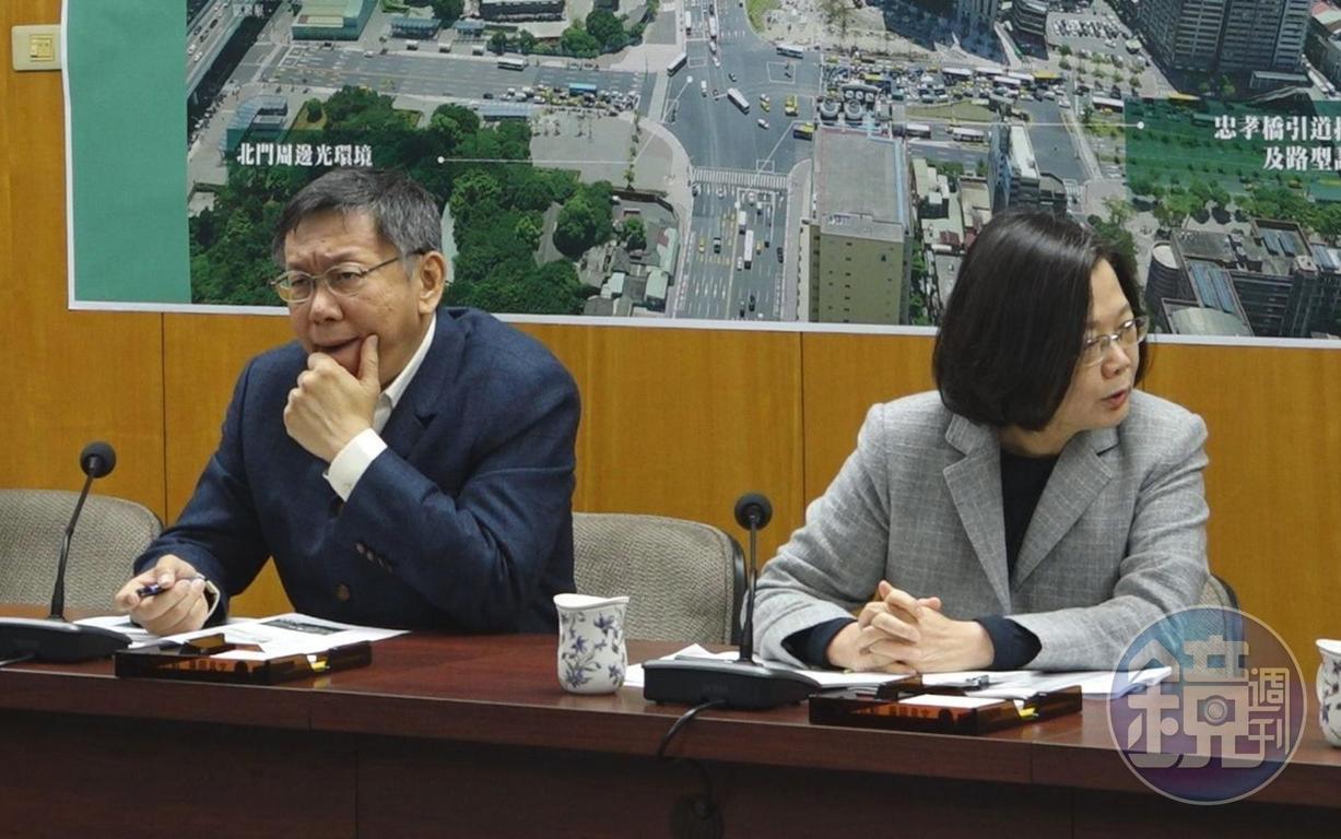 民進黨確定由總統蔡英文（右）取得參選資格後，台北市長柯文哲（左）是否角逐明年總統大選，成為藍綠之外的一大變數。