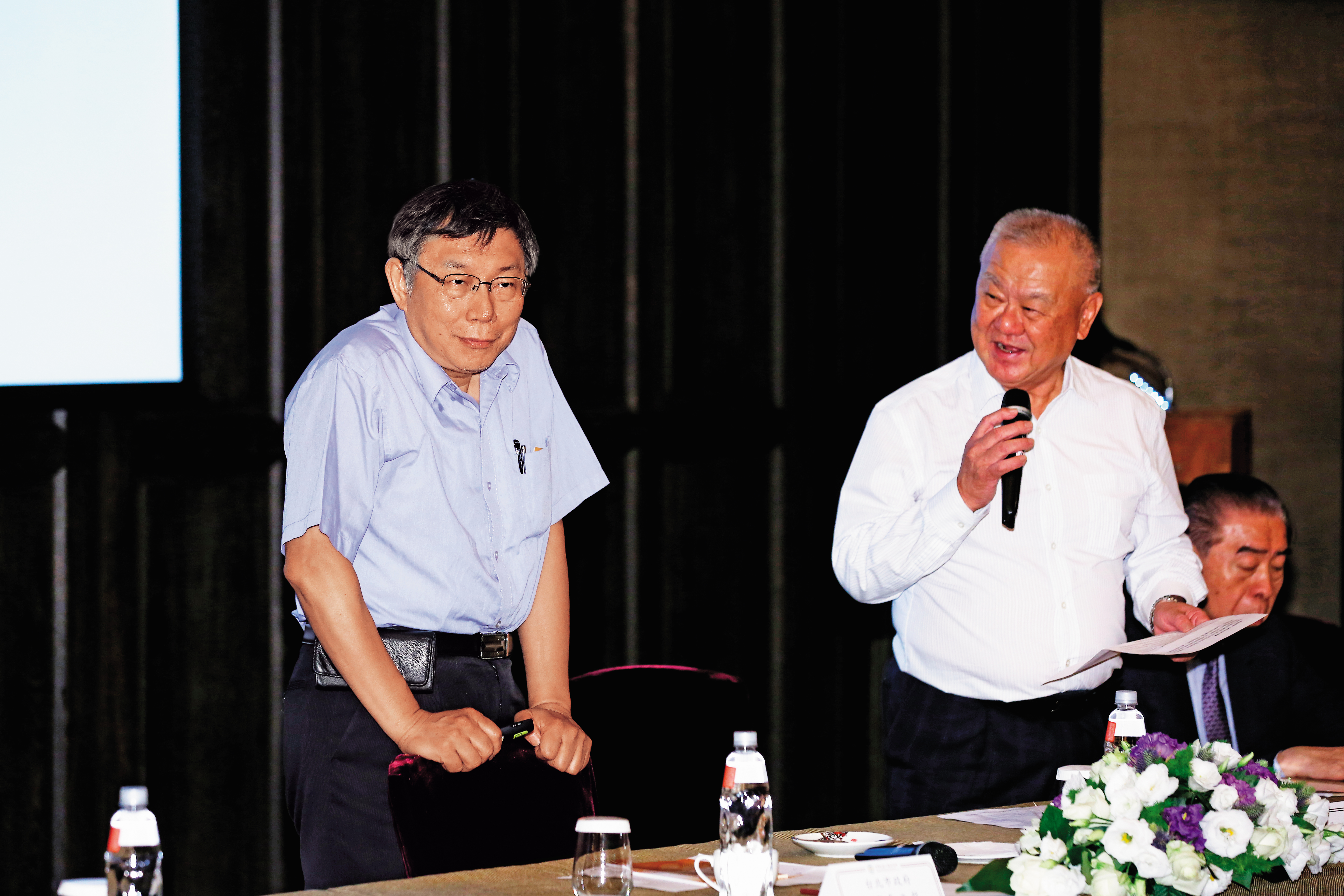 被藍綠視為總統大選最大變數的柯文哲老神在在，表態底線押到8月底。