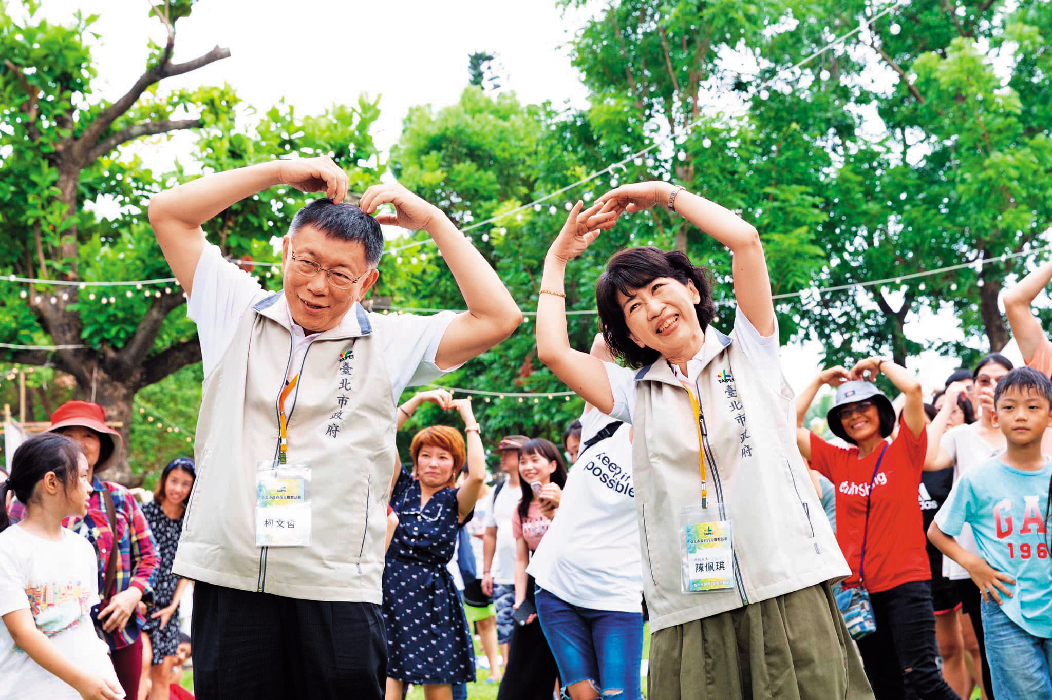 柯P（左）全台跑透透替大選試水溫，連夫人陳佩琪（右）也難得在花東合體。（翻攝自柯粉俱樂部臉書）