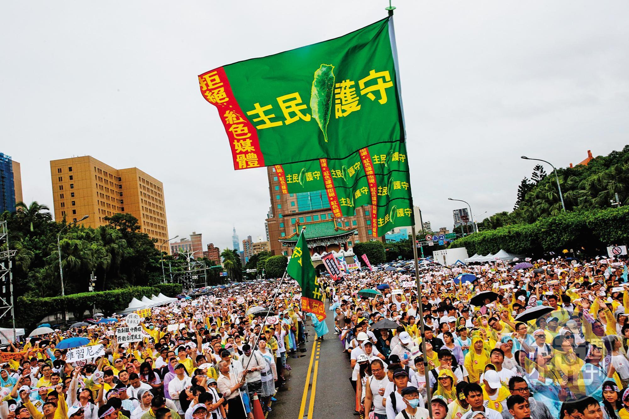 6月23日反紅媒凱道遊行大爆滿,不少柯粉到場聲援,但導演李惠仁致詞時嗆柯:面對中國施壓不能「不用理他就好」。
