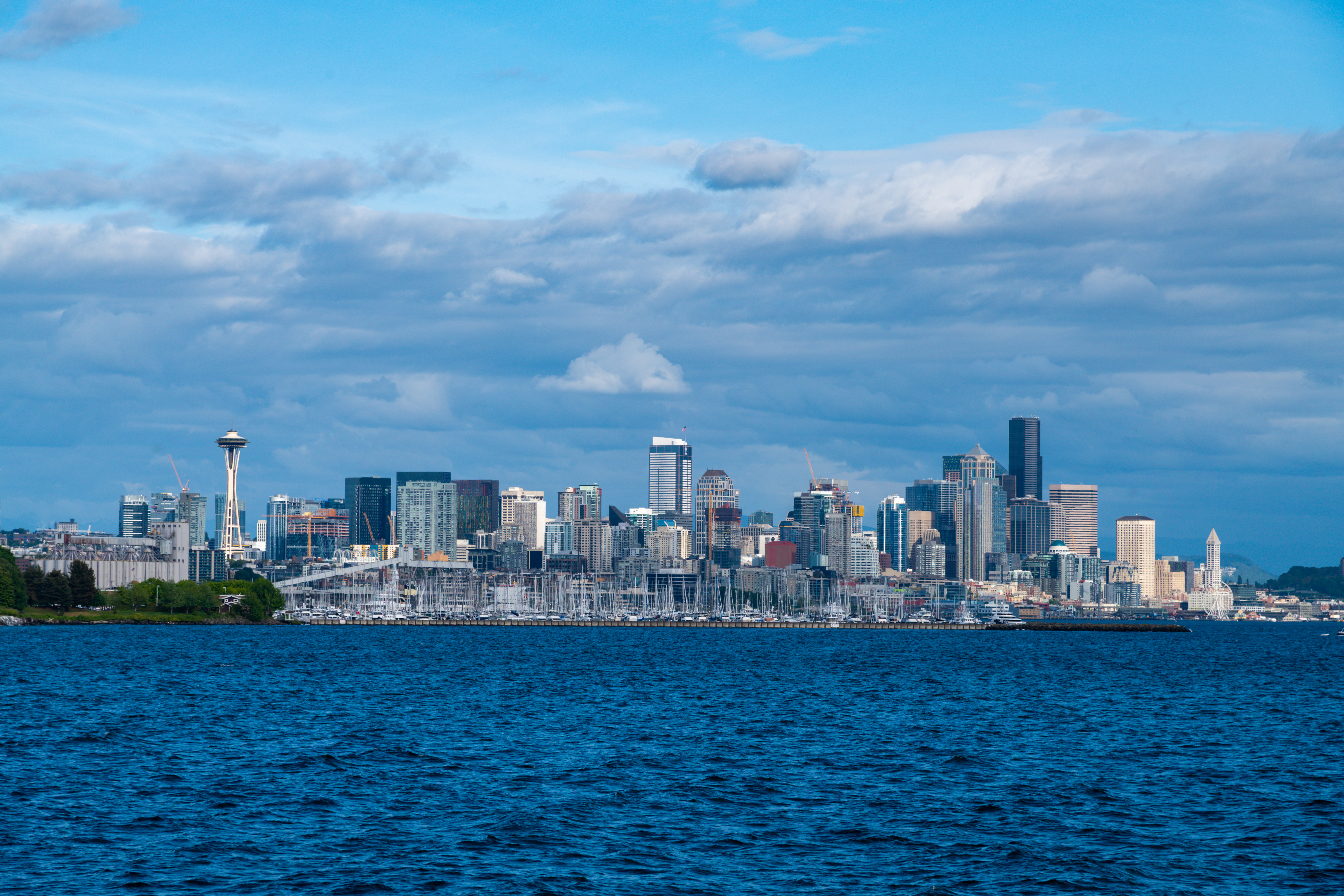 從船上可以欣賞西雅圖最經典的城市天際線，如今的西雅圖是美國太平洋西北區最大的城市，微軟、星巴克、Costco、亞馬遜的總部都設在此地。