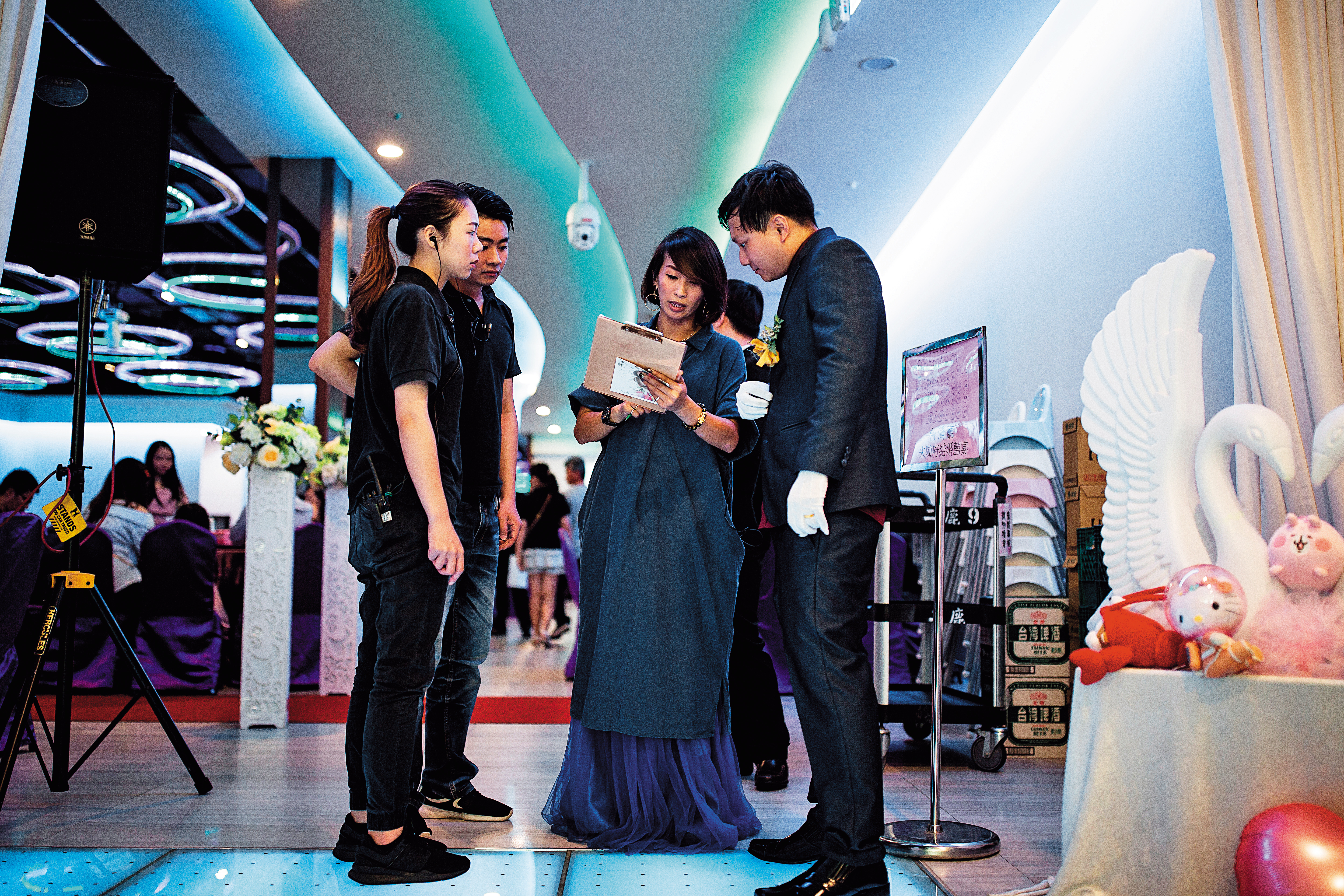 擔任婚禮主持，典禮開始前劉凱君（右2）都要與新人仔細討論流程，包括節目內容、需要唱名上台的嘉賓等，避免環節出錯。