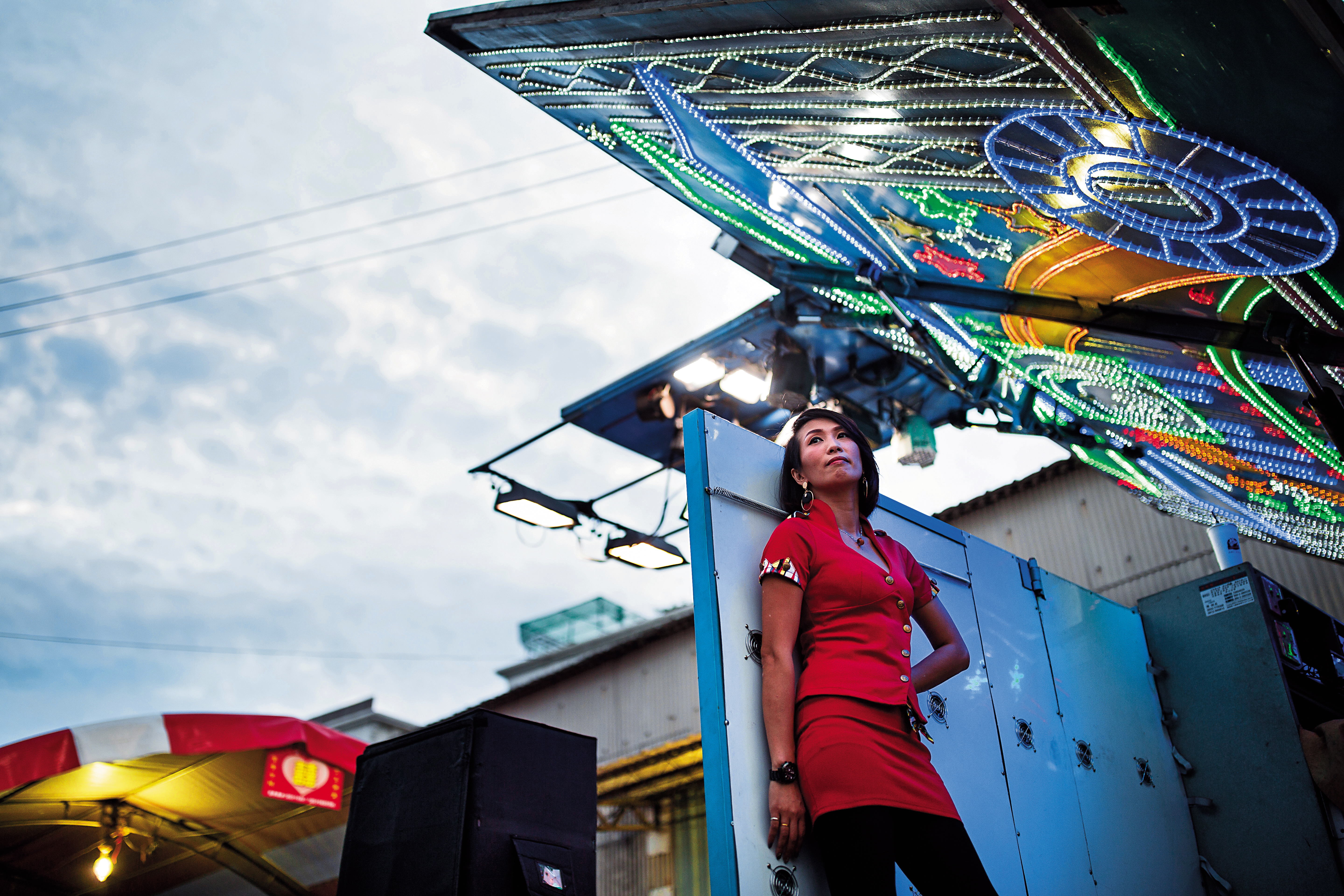 劉凱君 2年前從晚會歌手轉型為主持人，以婚禮、廟會為主，在中台灣與網路上都頗有名氣。