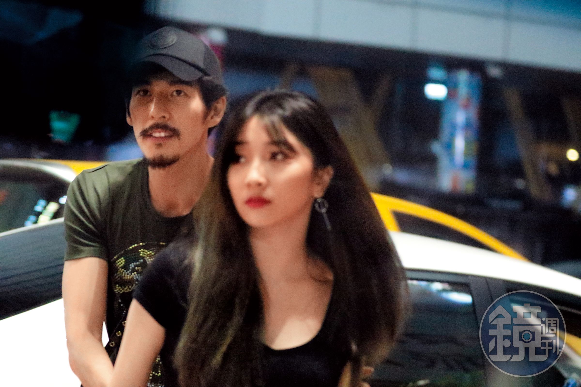 6/8 23：50，郭鑫輕摟著新歡奶妹進便利商店採買，兩人有說有笑，郭鑫的手一直黏在女友身上。