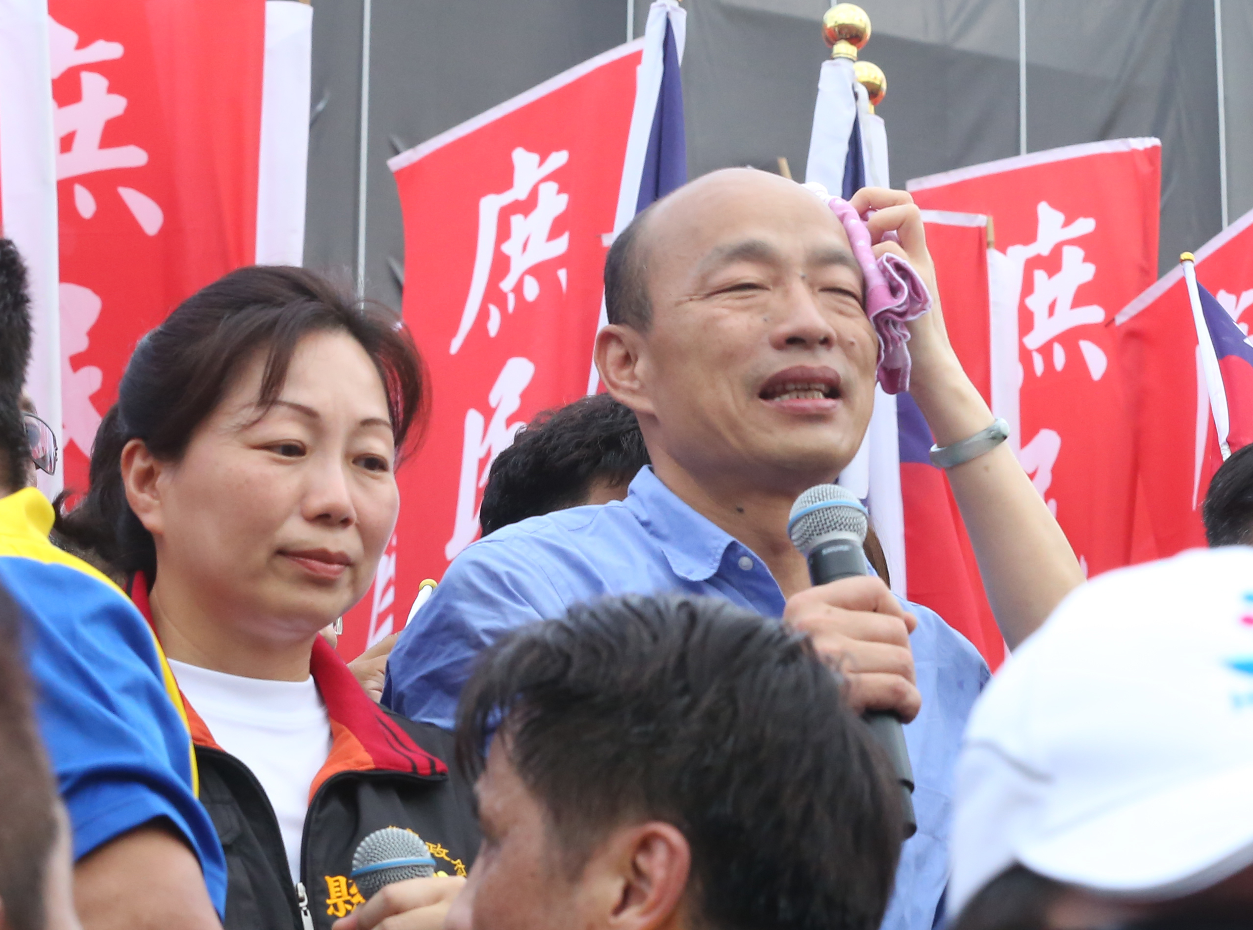 高雄市長韓國瑜近日和模範生和畢業生合影，學生紛紛出奇招，表達自己的看法。