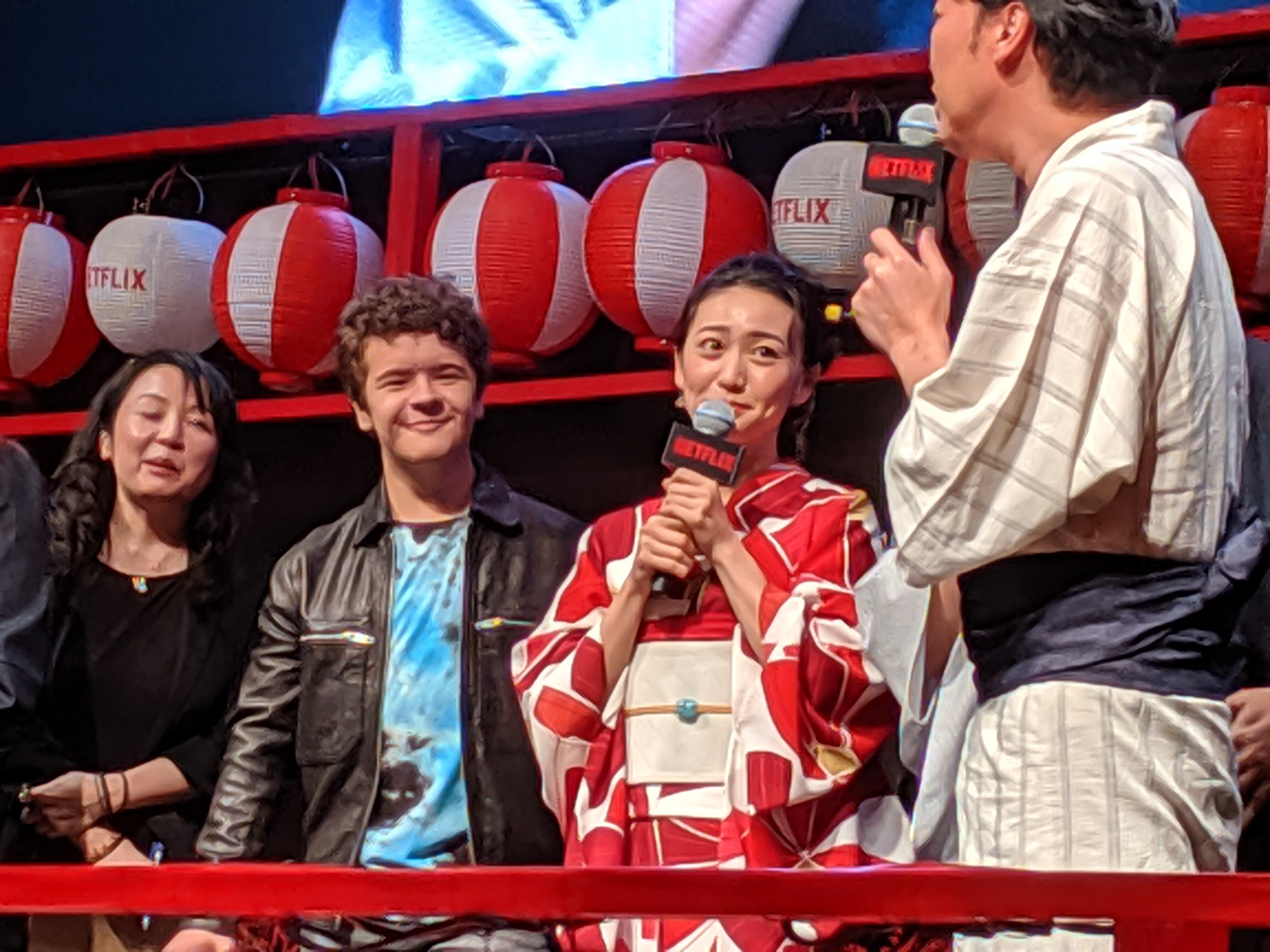 大島優子（右二）說自己最喜歡達斯汀，讓蓋登馬塔拉佐（左二）聽了好開心。（Netflix提供）
