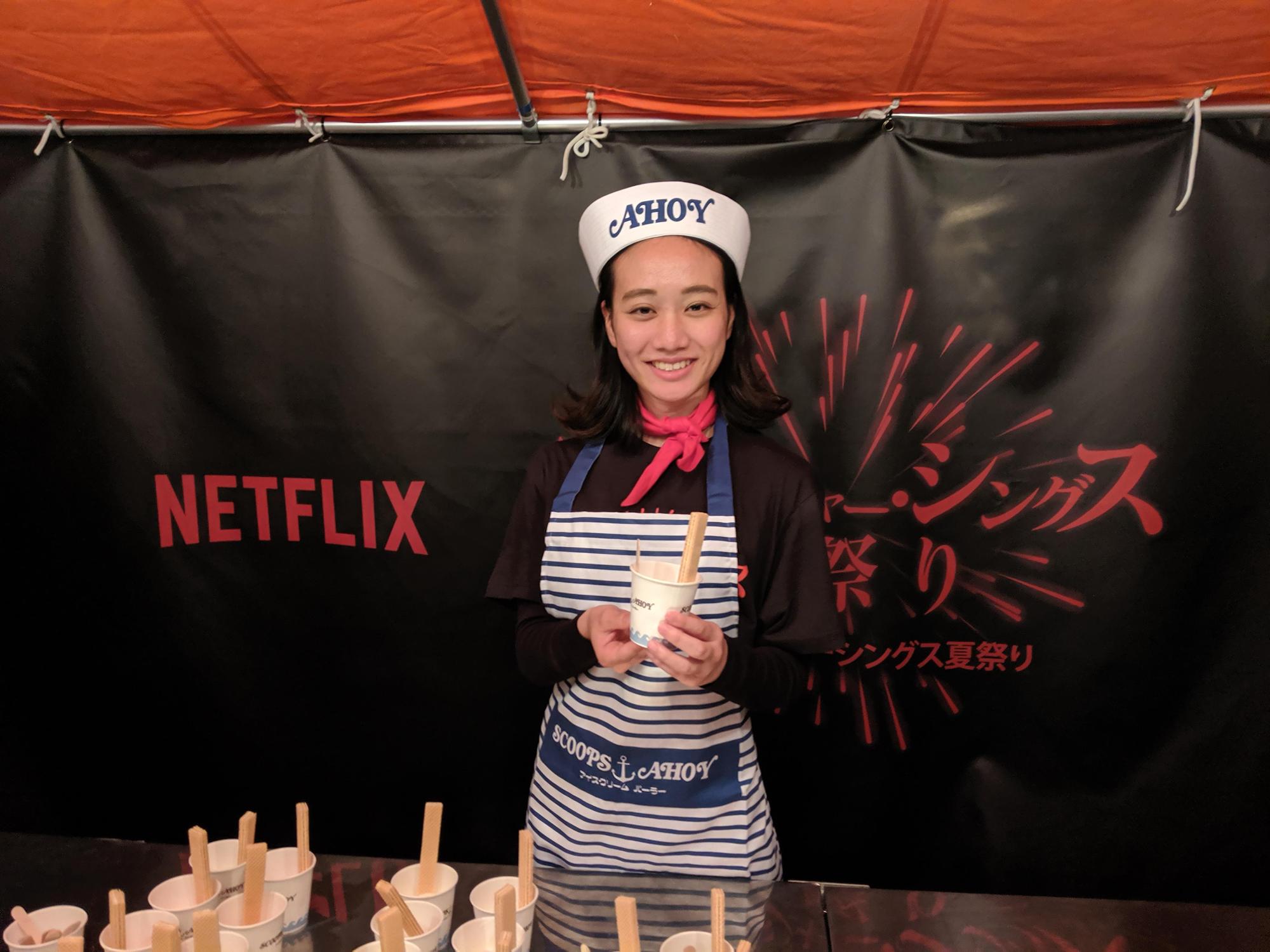 怪奇物語夏日祭的冰淇淋攤位，完全呼應了《怪奇物語3》的劇情。（Netflix提供）