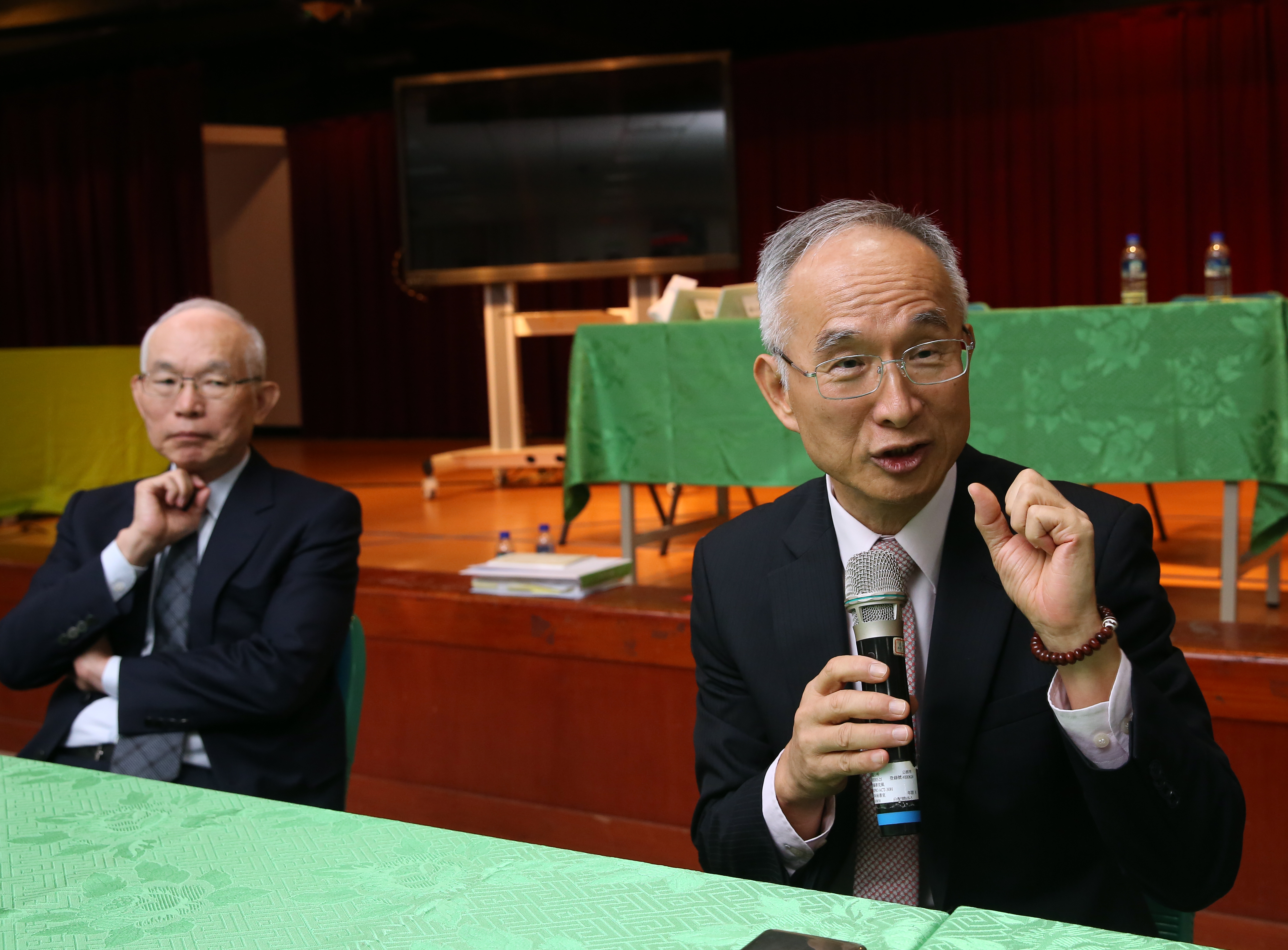 亞太電信董事長呂芳銘（右）表示，「有線電視不怕競爭，要的是公平競爭，NCC不能掐著脖子，卻讓另一隻出去外面咬人。」