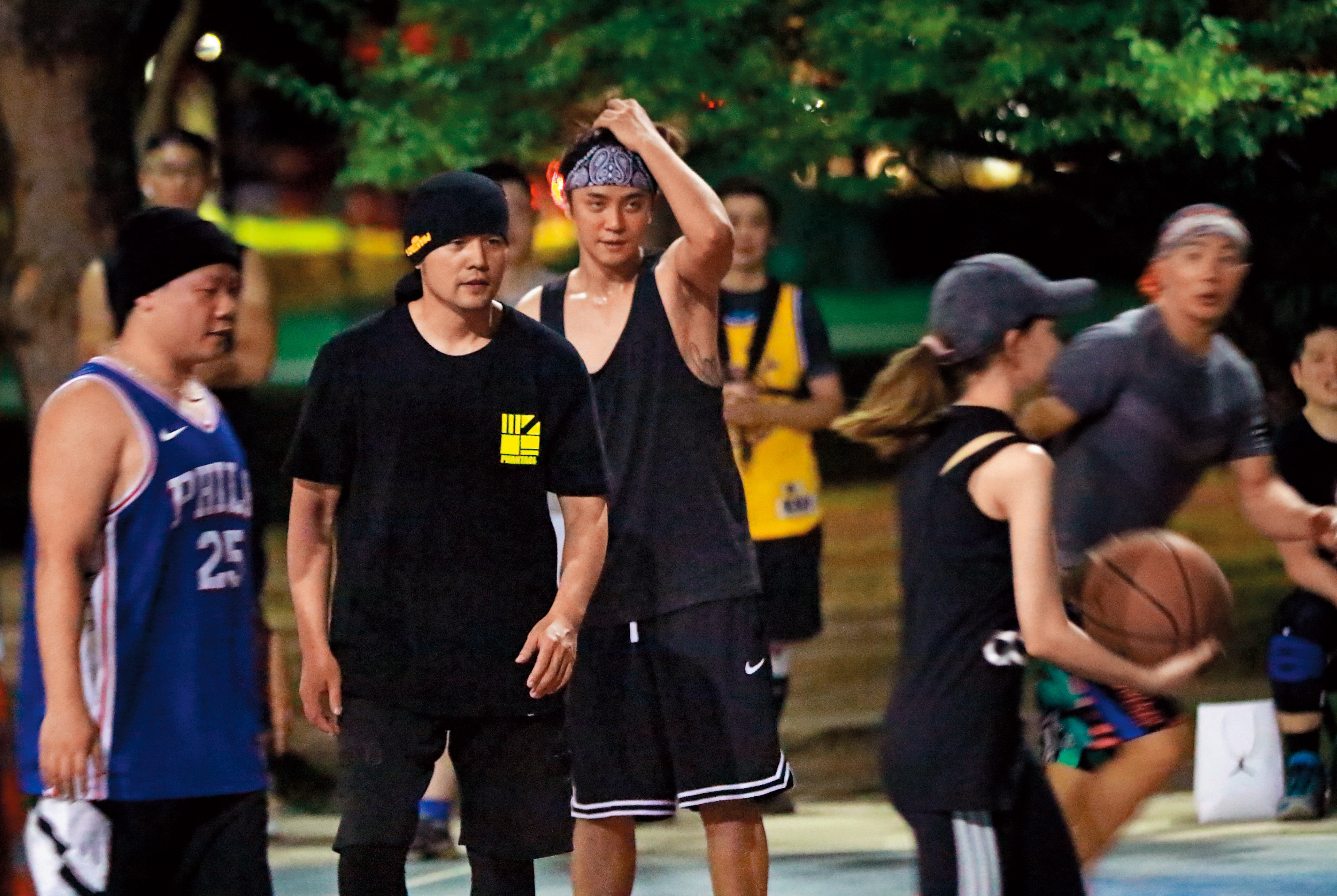 06/19　23：22　拿到球的昆凌（右二），轉身回防，周董（左一）與小豬（左二）兩人都盯著昆凌手上的球不放。