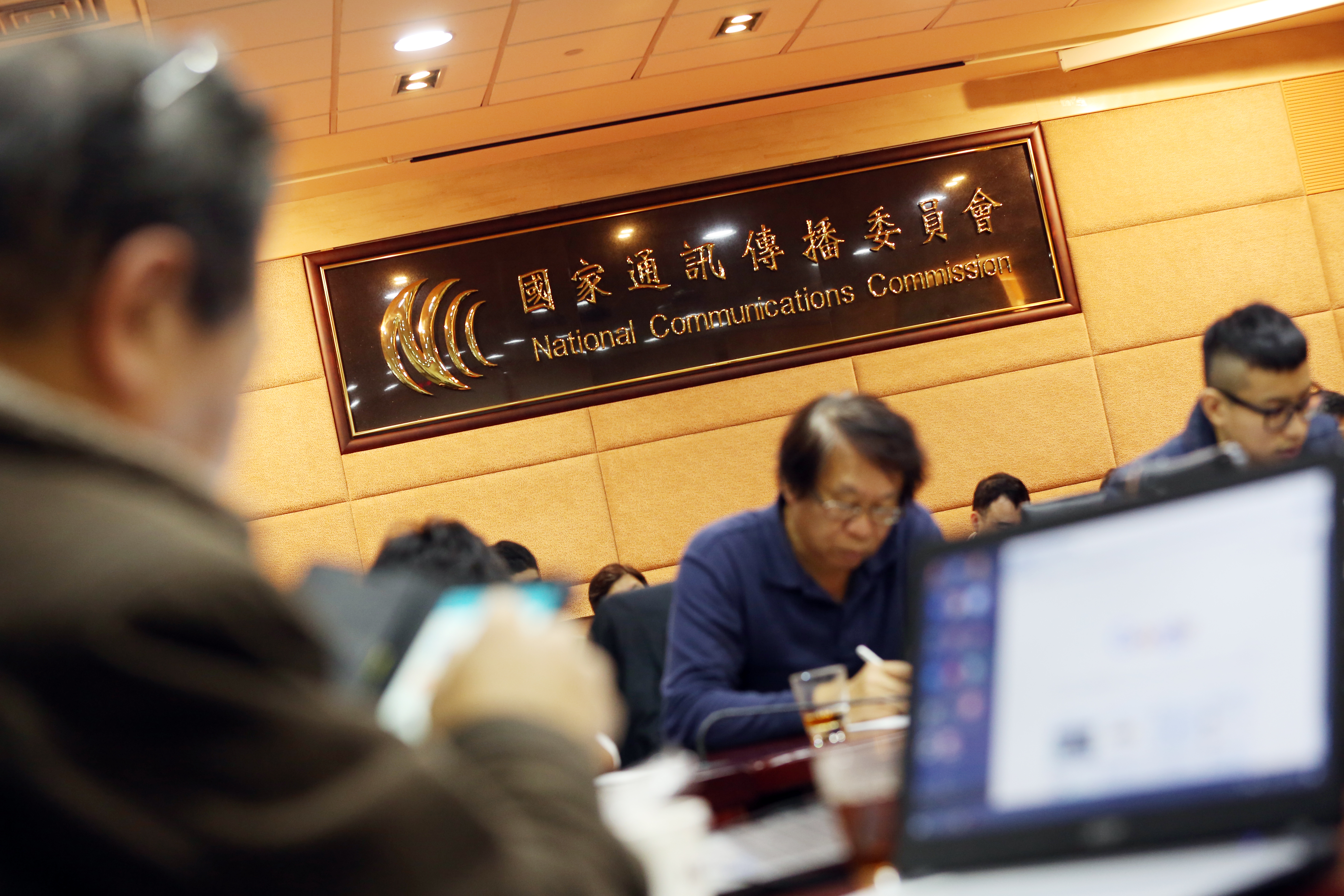 頻道商與系統商間的版權費爭議，NCC總以收視戶權益為由阻止斷訊，也讓自由競爭的商業機制失靈。