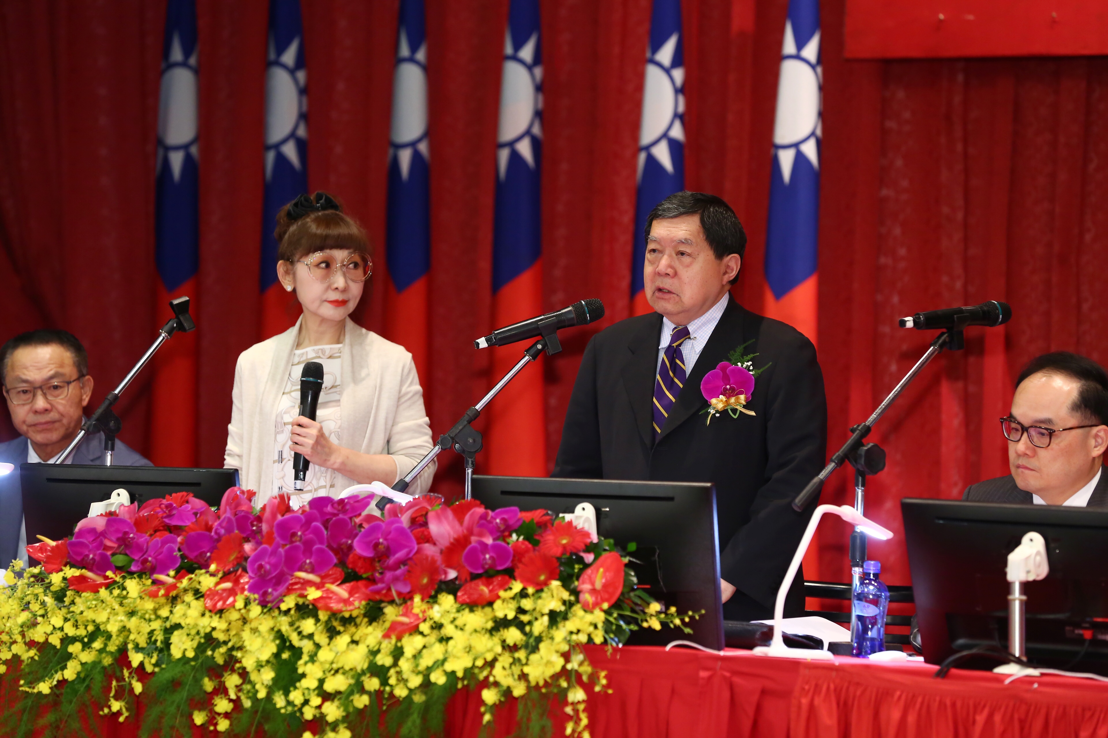 徐旭東今日率公司主管一同參加股東會，並說明公司未來展店計畫。