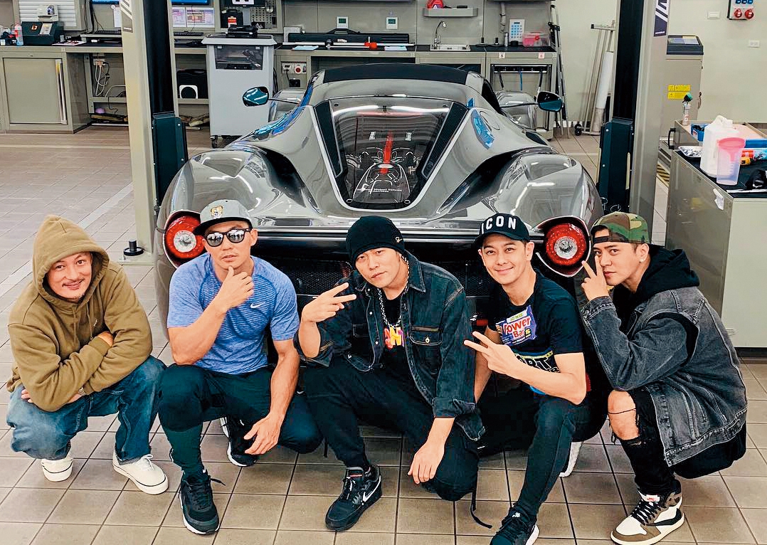 今年3月，周董（中）分享一張與余文樂（左起）、劉畊宏、林志穎及小豬羅志祥蹲在「上空馬王LaFerrari Aperta」的合照。（翻攝自周杰倫IG）