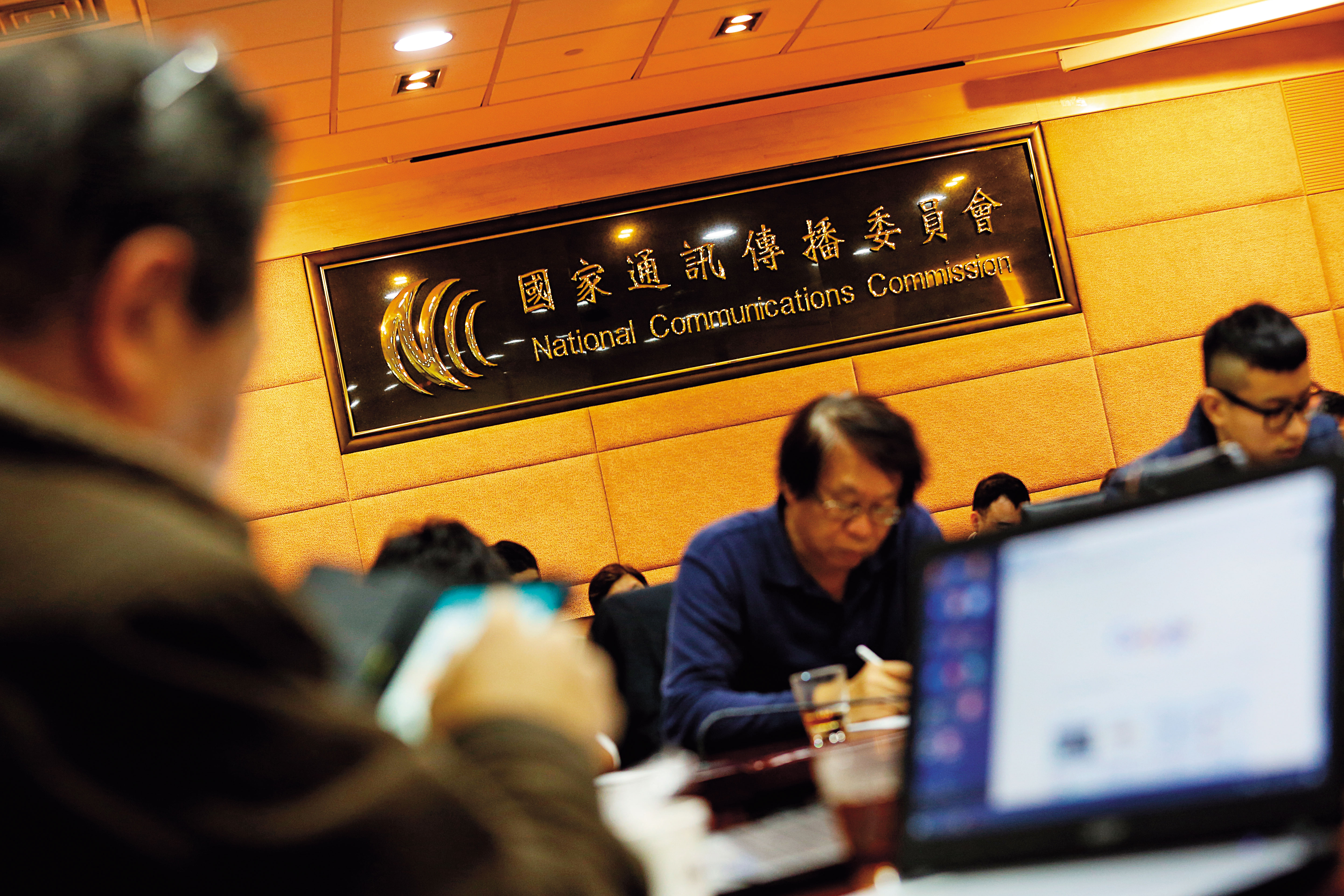 頻道商與系統商間的版權費爭議,NCC總以收視戶權益為由阻止斷訊,也讓自由競爭的商業機制失靈。