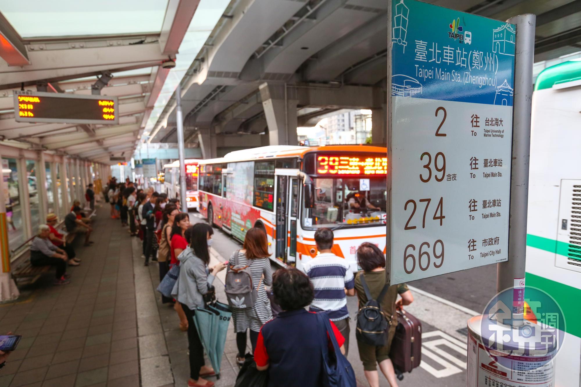 雙北市公車自7月1日起改為上下車都刷卡。