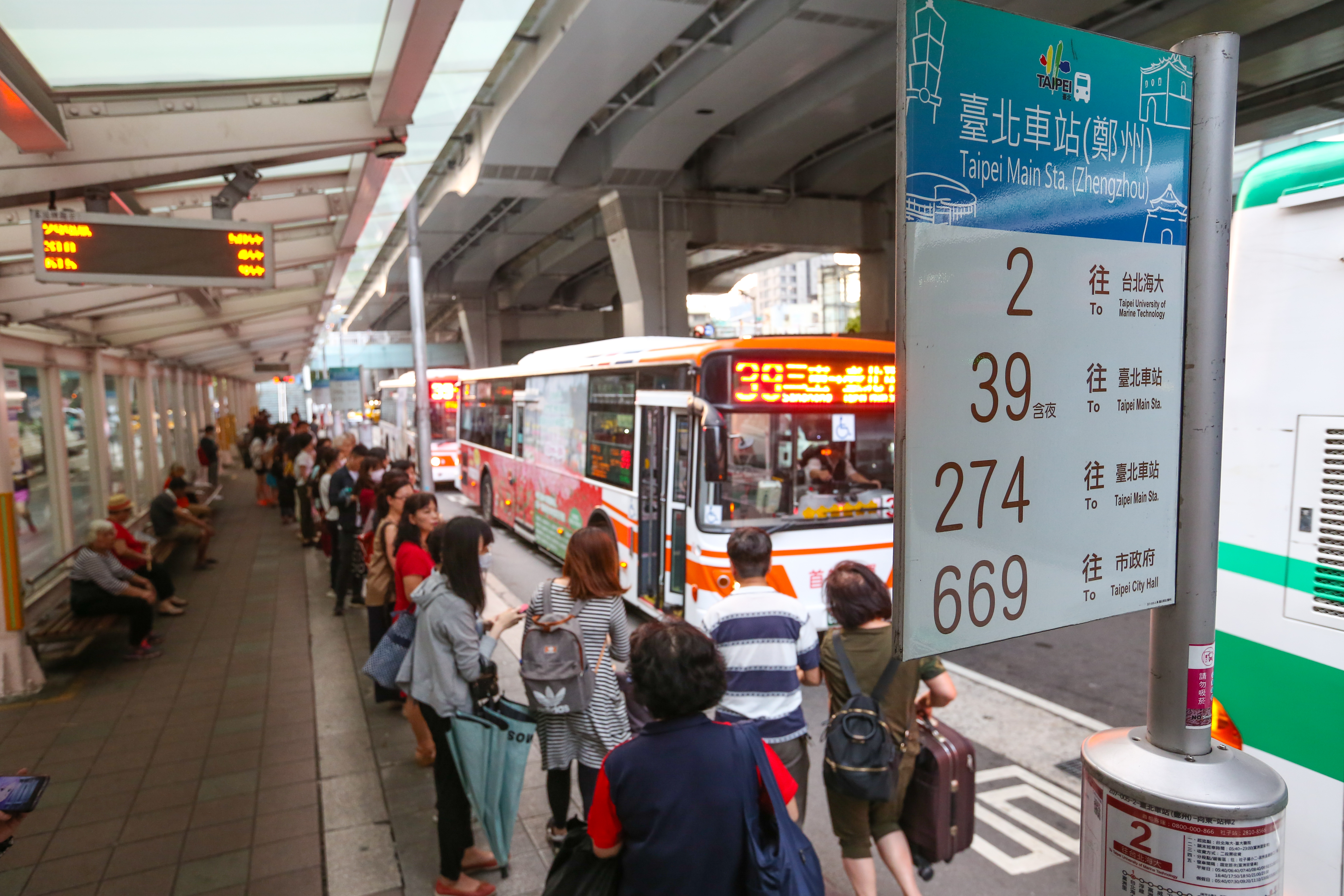 雙北市公車自7月1日起改為上下車都刷卡。