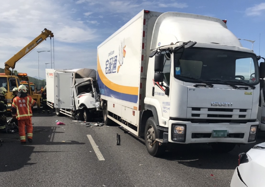 駕駛疑未注意到前方有回堵車陣，未減速撞上前方車輛。（翻攝畫面）