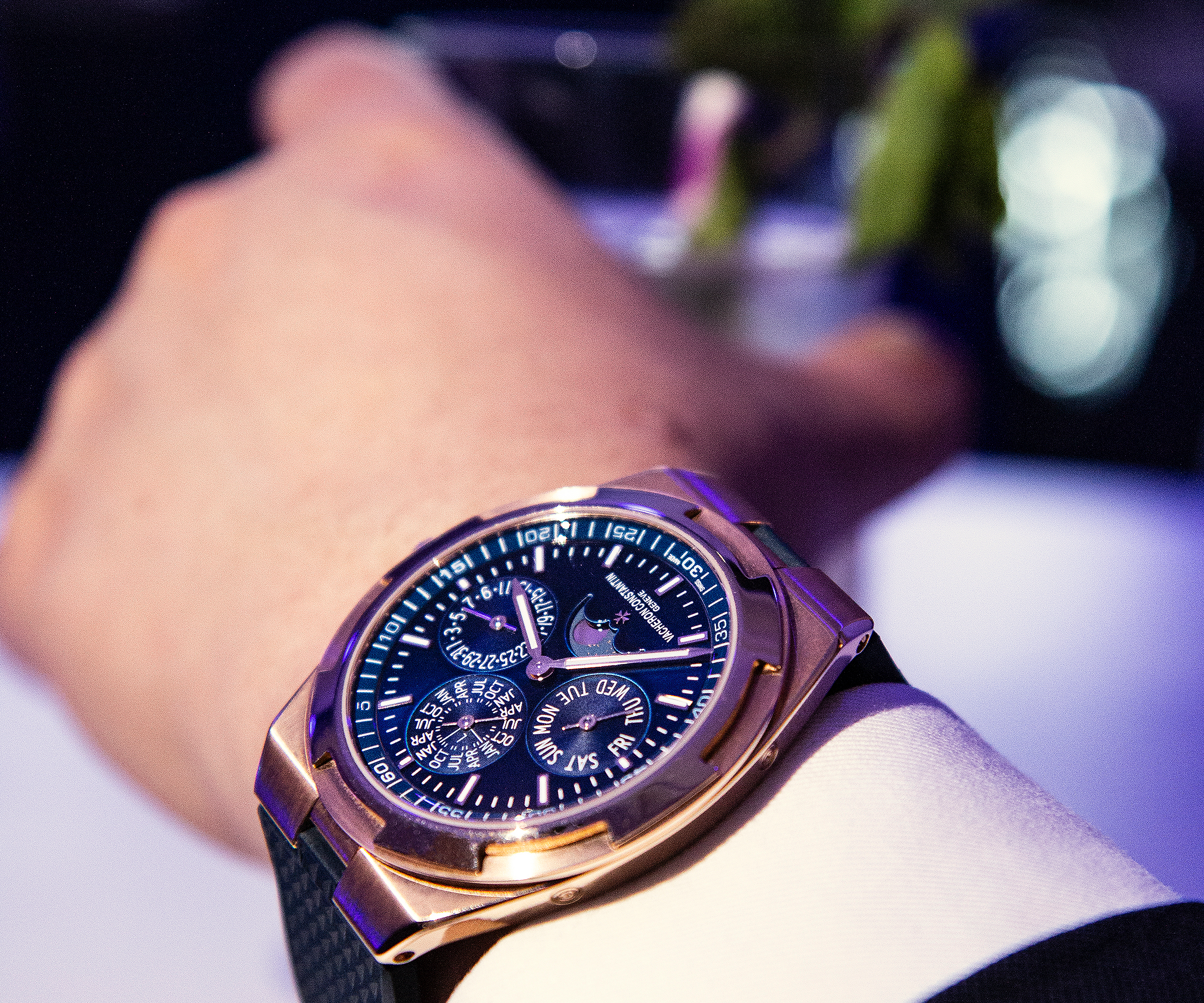 江詩丹頓為Overseas系列超薄萬年曆帶來新的黛藍色選擇。黛藍色可以說是今年品牌的主題色，外型風格更為年輕。定價NT$$2,492,000。