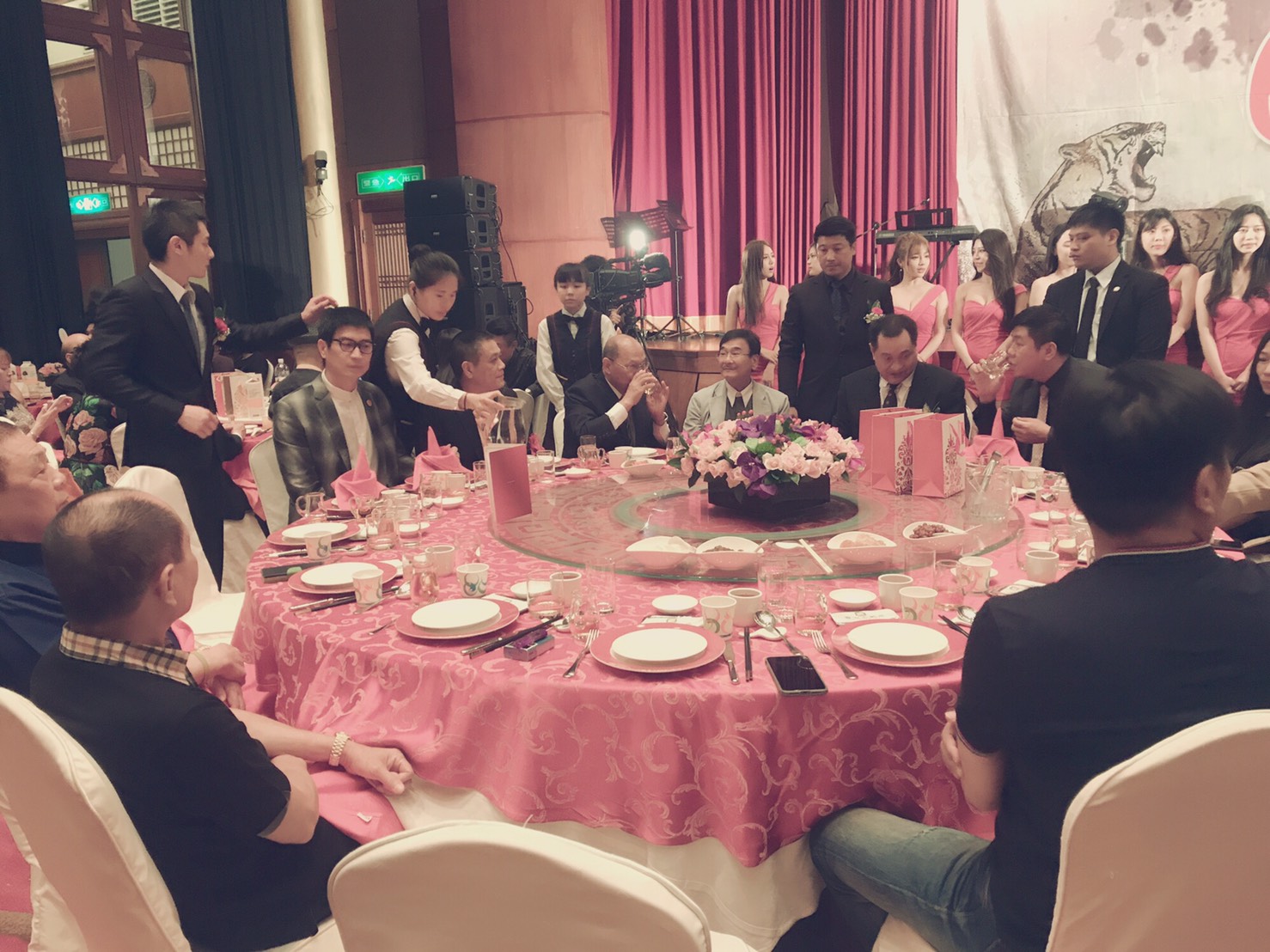 北聯幫6月初召開60週年幫慶，席開百桌，各幫會重量級人士聚集，警方也到場緊盯。（翻攝畫面）