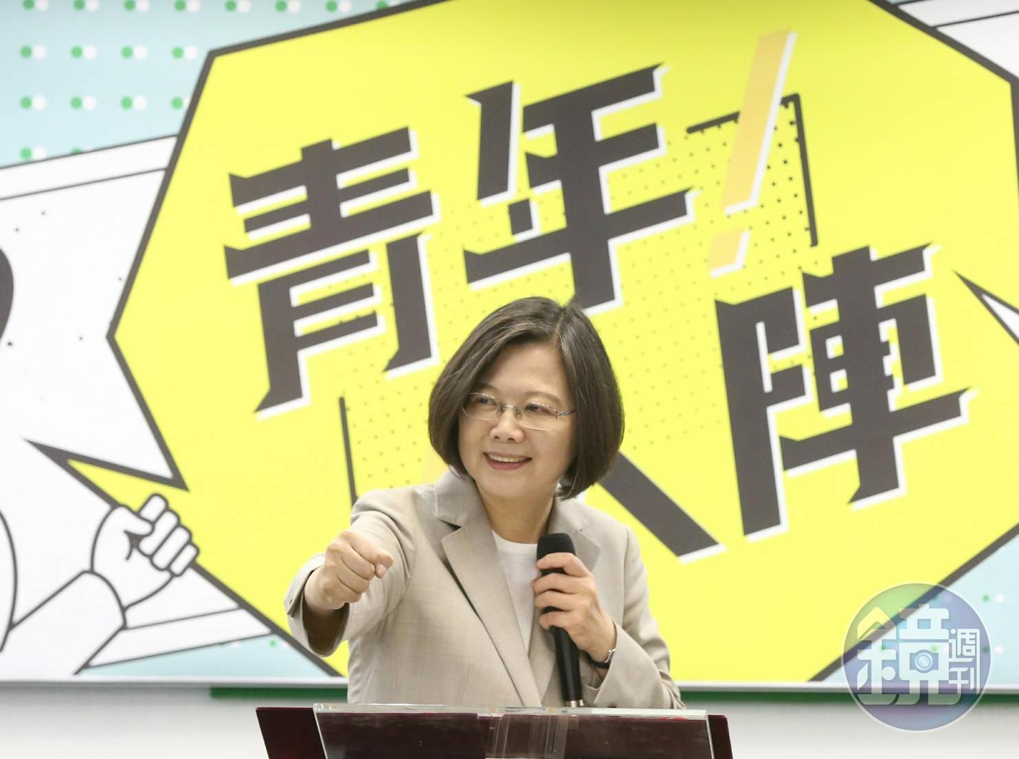 總統蔡英文今出席民進黨中央黨部舉辦的「2019青年入陣-民主新星研習營」。