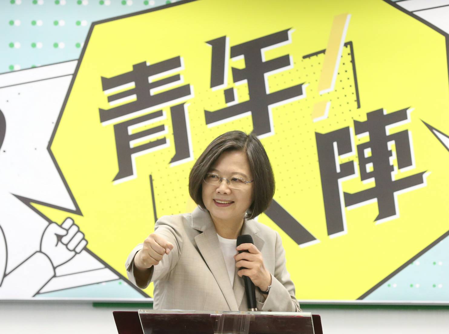 總統蔡英文今出席民進黨中央黨部舉辦的「2019青年入陣-民主新星研習營」。