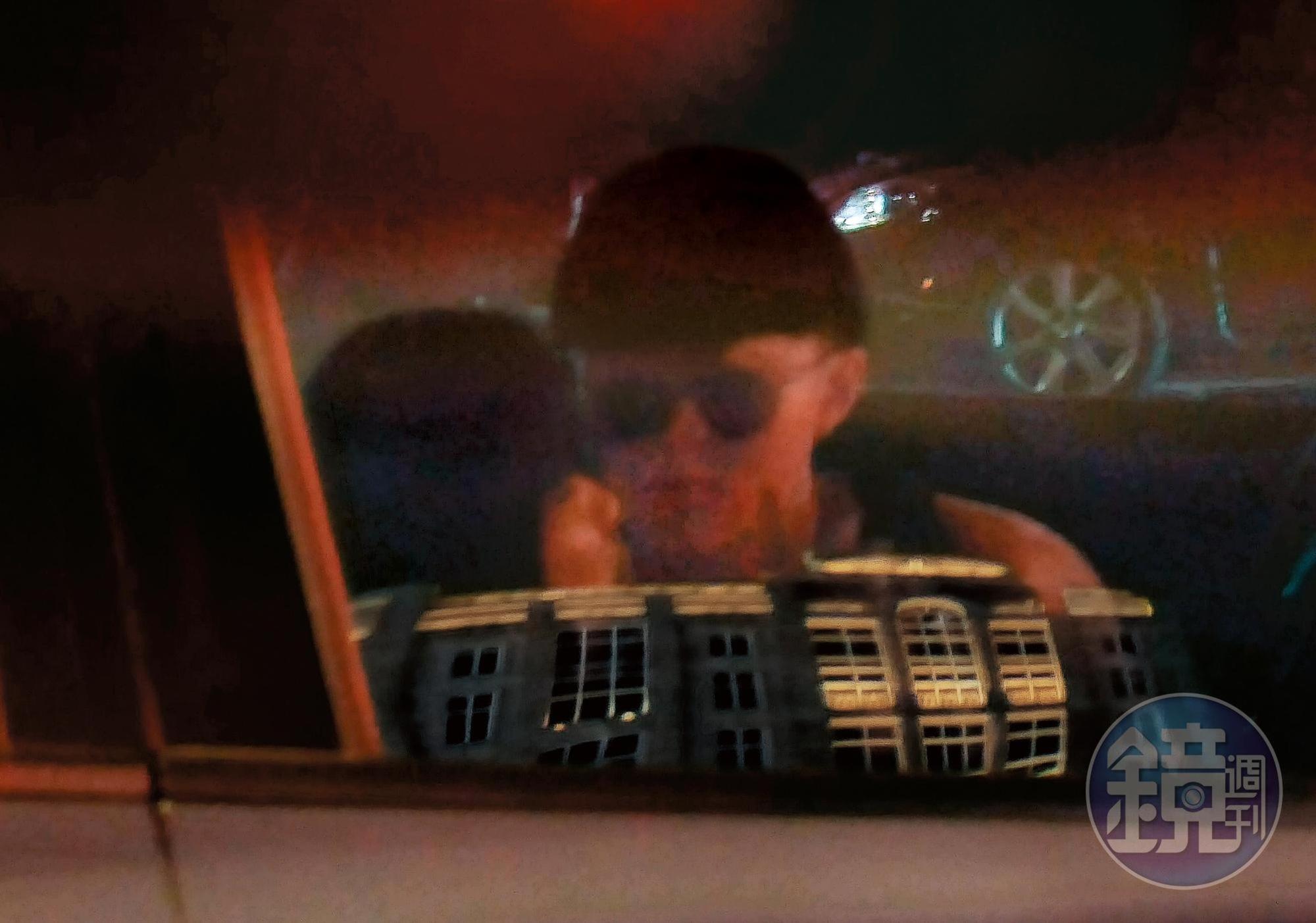 6/1 19：24，果不其然，安那（左）上了一輛車，據查，該車的駕駛，是她的舞者「叮噹」。