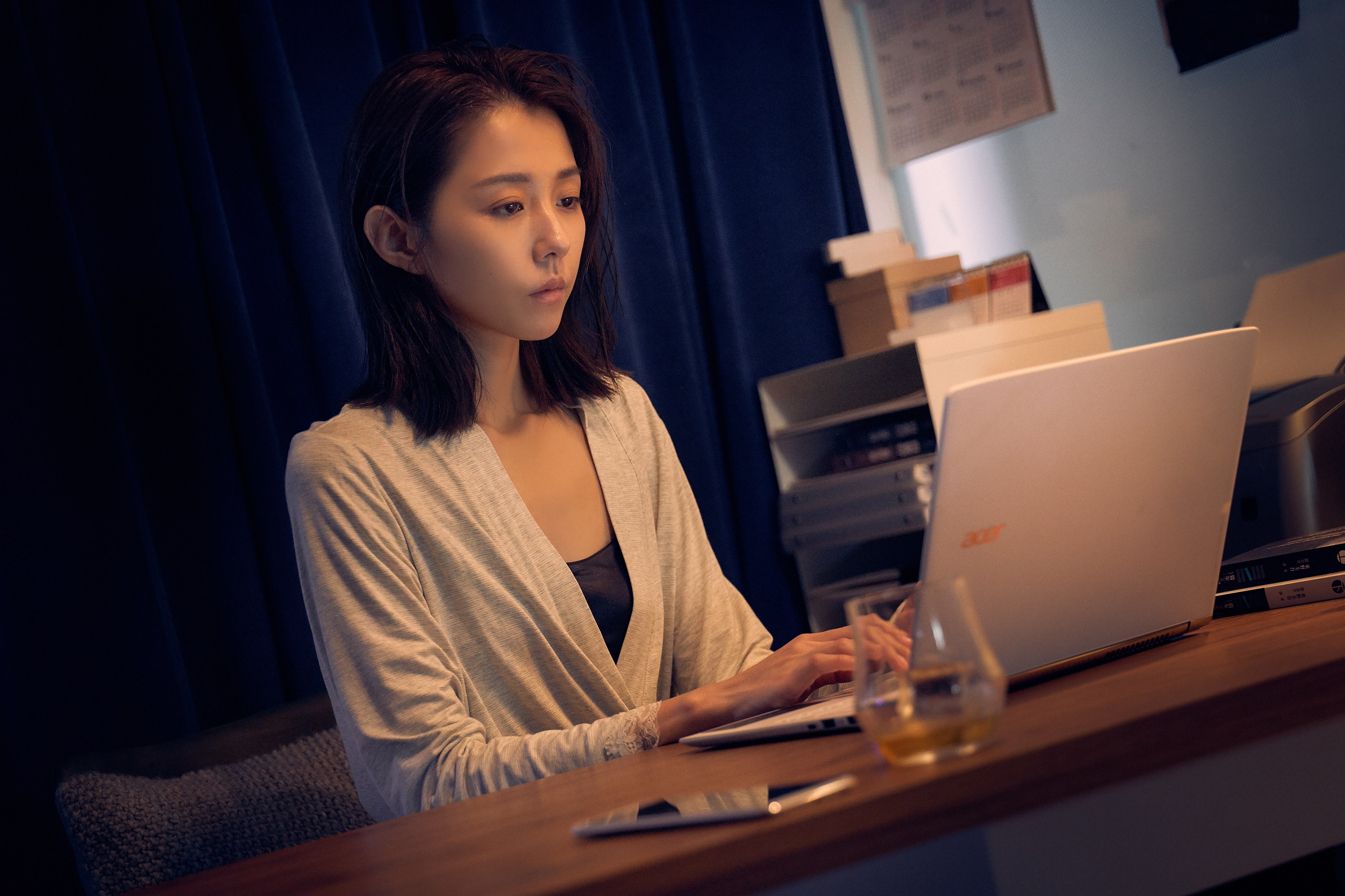 邵雨薇在《緝魔》中飾演法醫，由於角色有喝酒習慣，她也跟著天天喝點酒體驗角色感受，到最後都自覺喝太多了。（華映提供）