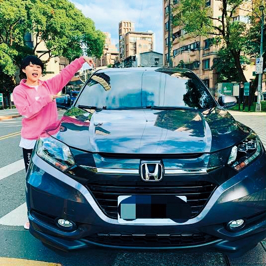 叮噹曾在IG放上炫車照,這輛HONDA算是她的把妹戰車。(翻攝自DinDun IG)